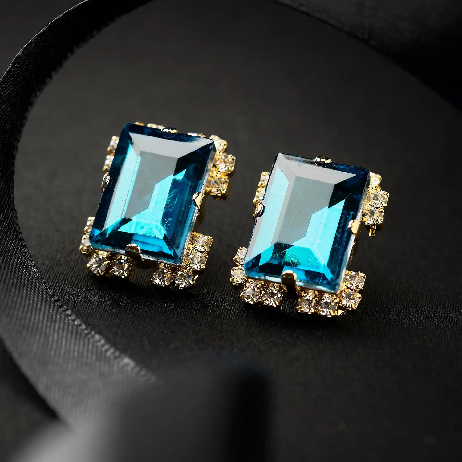 Orecchini in Ottone con Pietra 18x13 mm su Base di Strass - Eleganza Scintillante in Oro e Argento
