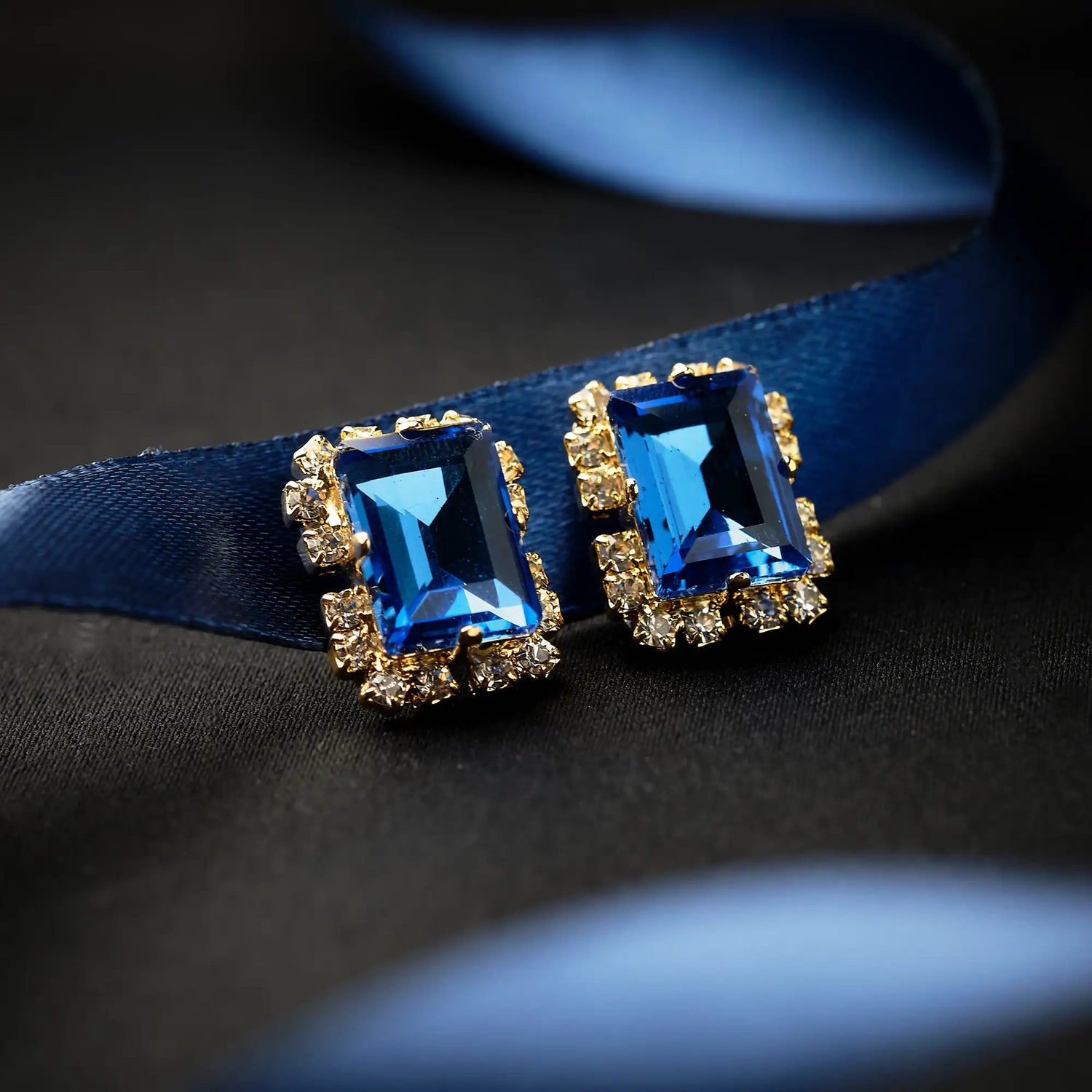 Orecchini in Ottone con Pietra 14x10 mm su Base di Strass - Eleganza Scintillante in Oro e Argento
