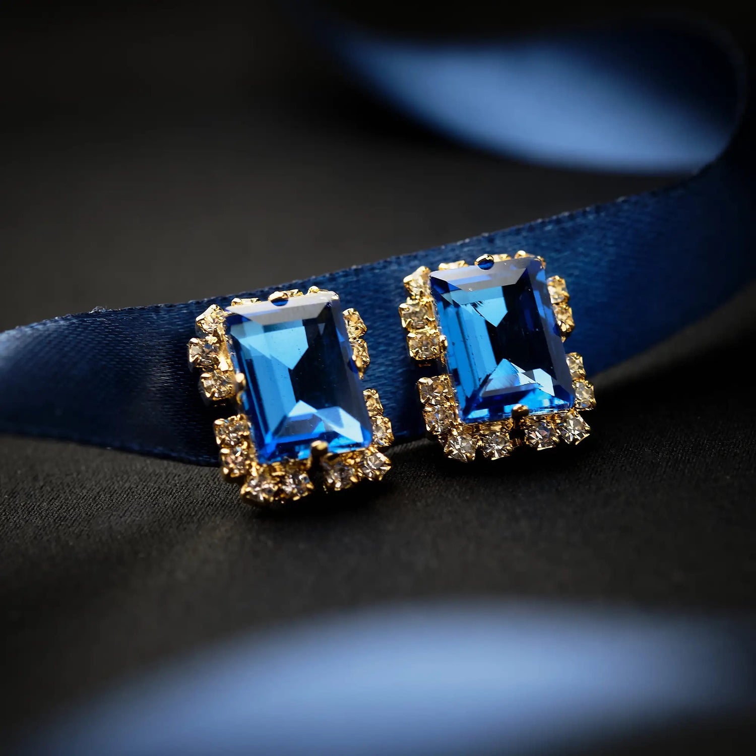 Orecchini in Ottone con Pietra 14x10 mm su Base di Strass - Eleganza Scintillante in Oro e Argento