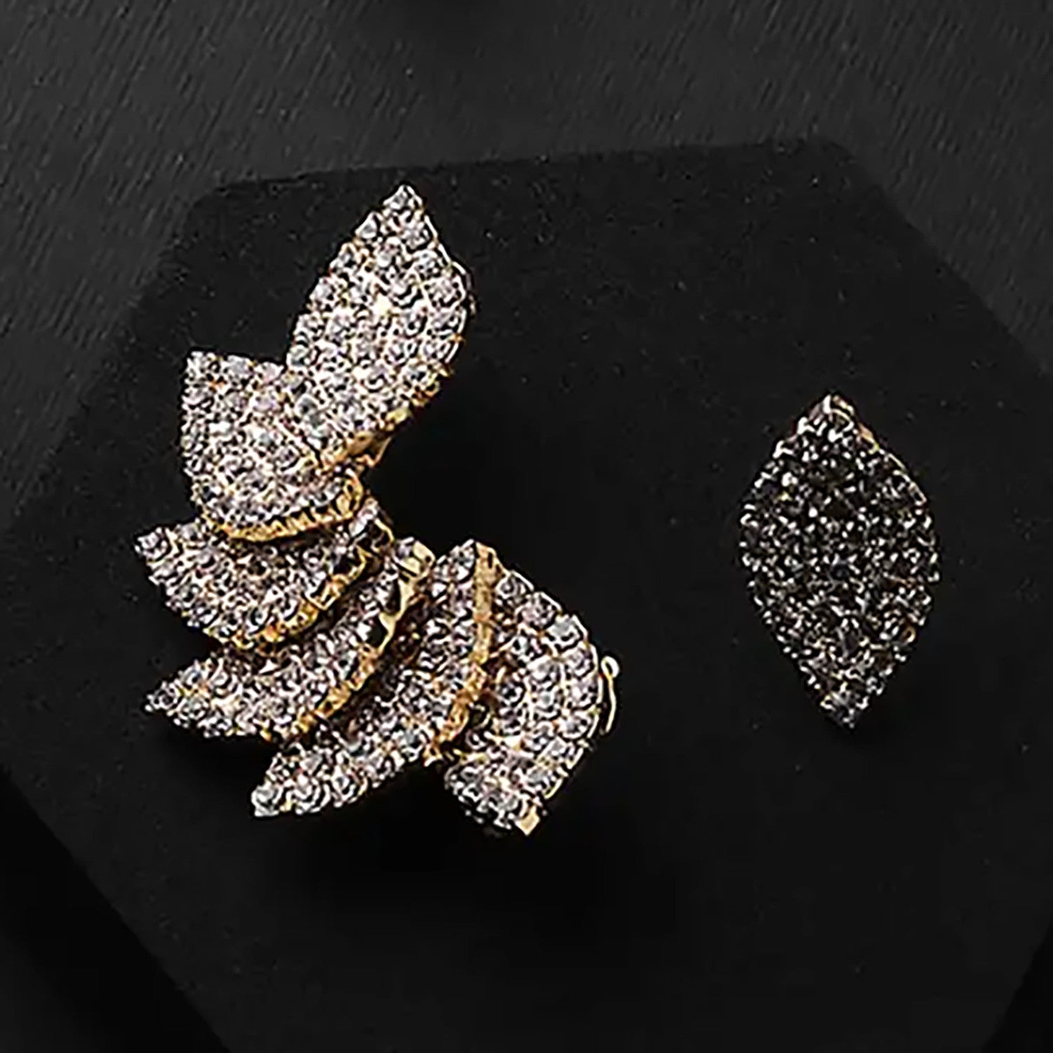 Earcuff con Orecchino in Ottone a Forma di Foglie con Pavé di Strass - Eleganza Naturale in Oro e Argento