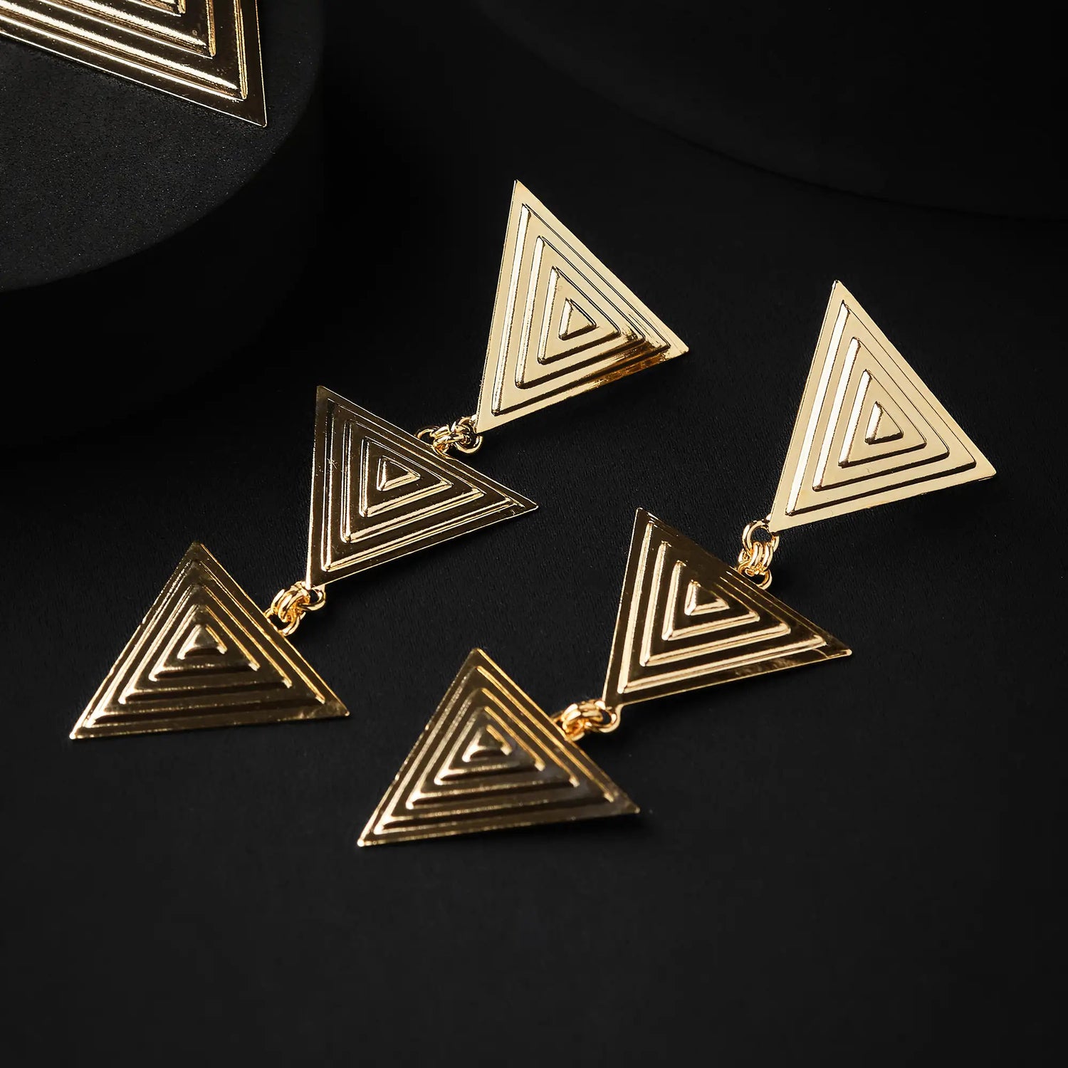 Orecchini Geometrici Triplo Triangolo in Ottone - Modernità in Oro e Argento