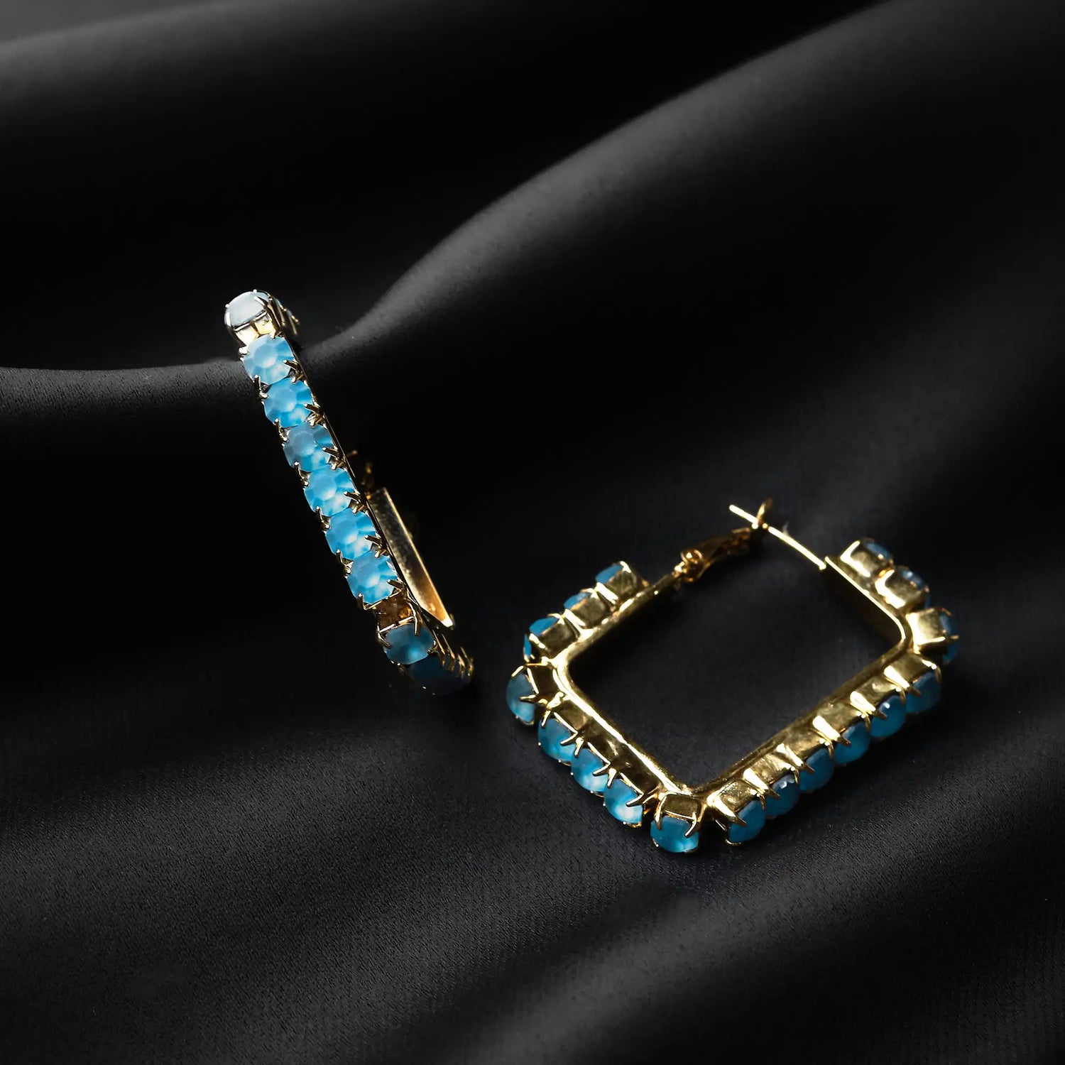 Orecchino in Ottone Quadrato Ricoperto di Strass 3.5 cm - Eleganza Geometrica in Oro e Argento