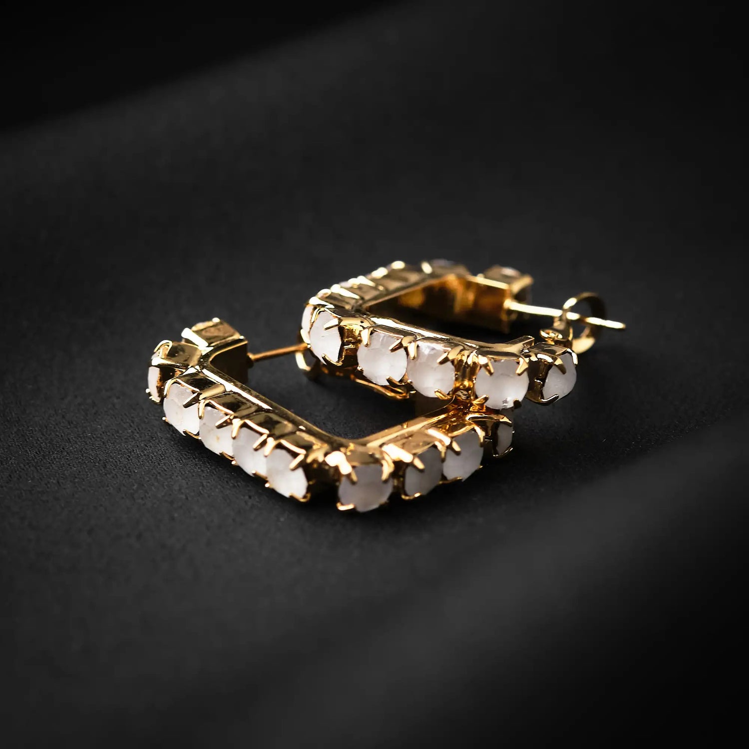 Orecchino in Ottone Quadrato Ricoperto di Strass 2.5 cm - Eleganza Geometrica in Oro e Argento