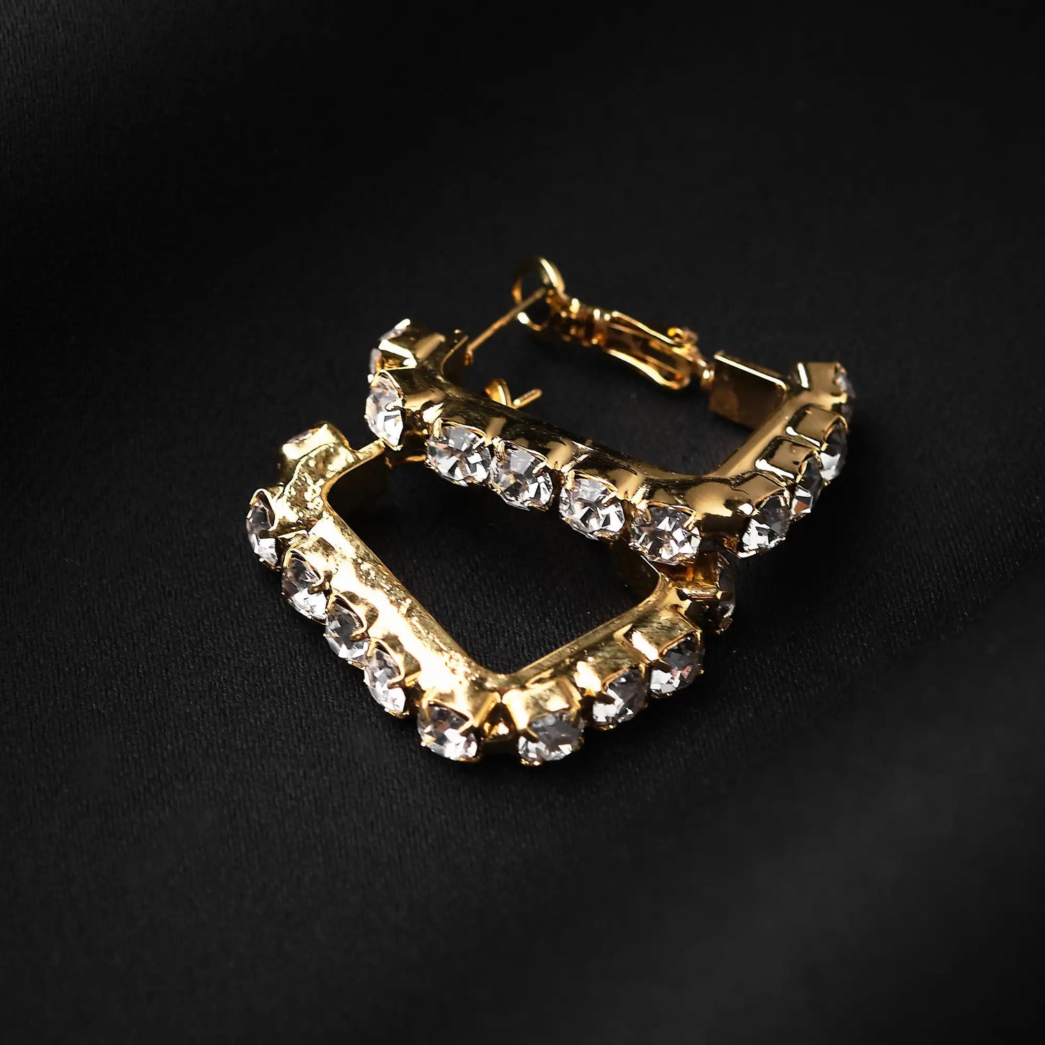 Orecchino in Ottone Quadrato Ricoperto di Strass 2.5 cm - Eleganza Geometrica in Oro e Argento