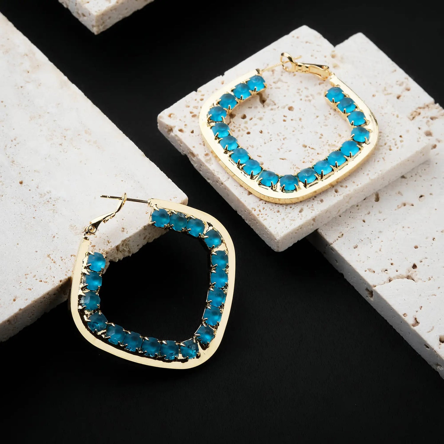 Orecchino in Ottone Quadrato Ricoperto Internamente di Strass 4.5 - Eleganza Geometrica in Oro e Argento