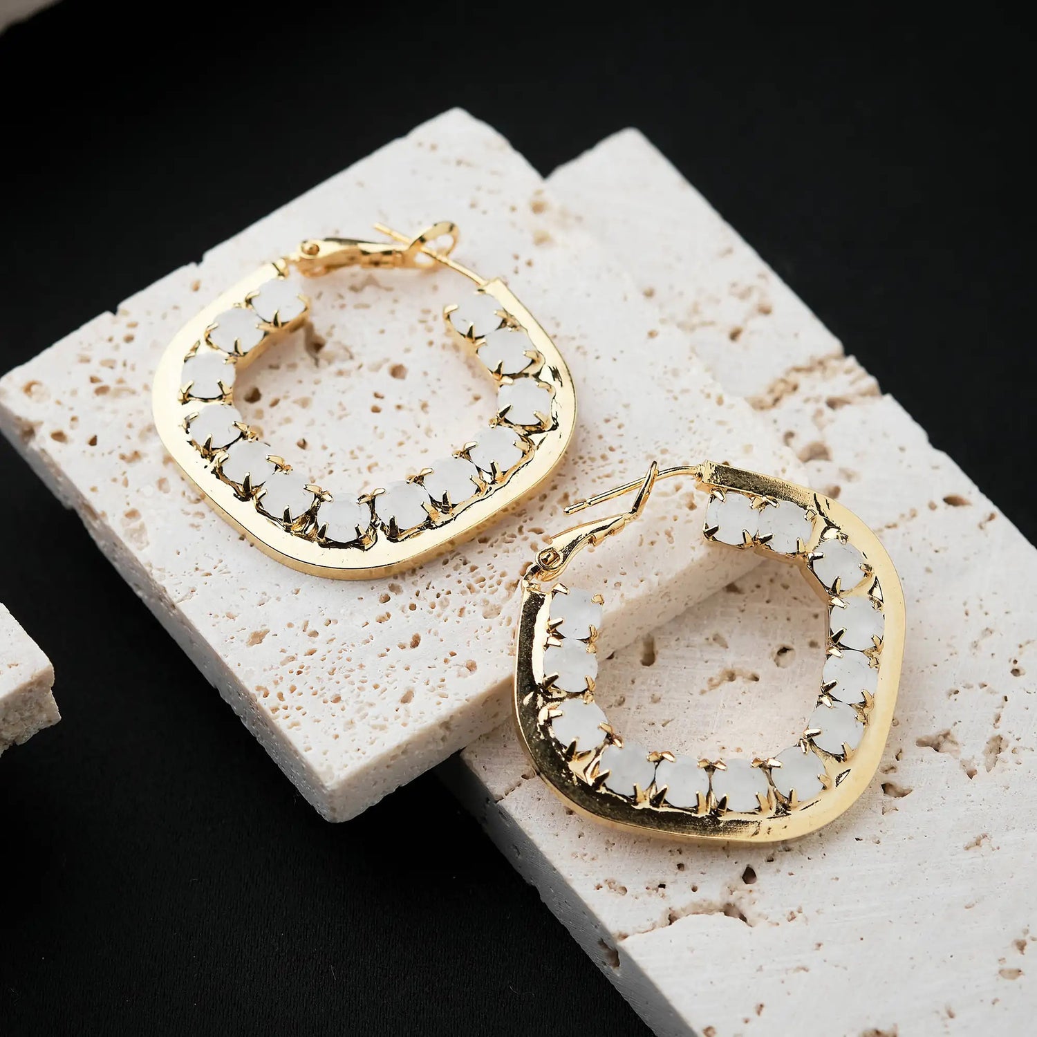 Orecchino in Ottone Quadrato Ricoperto Internamente di Strass 3.5 - Eleganza Geometrica in Oro e Argento