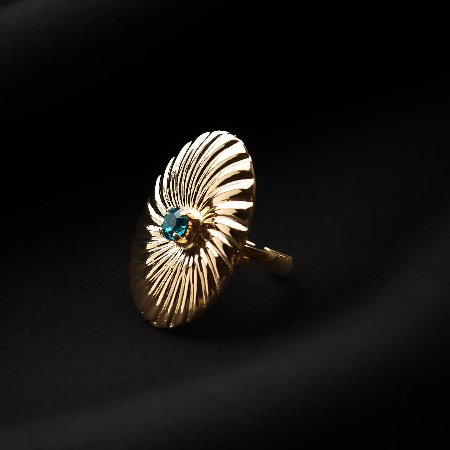 Fedina Bombata in Ottone a Fiore con Pietra Centrale - Eleganza Floreale Regolabile in Oro e Argento