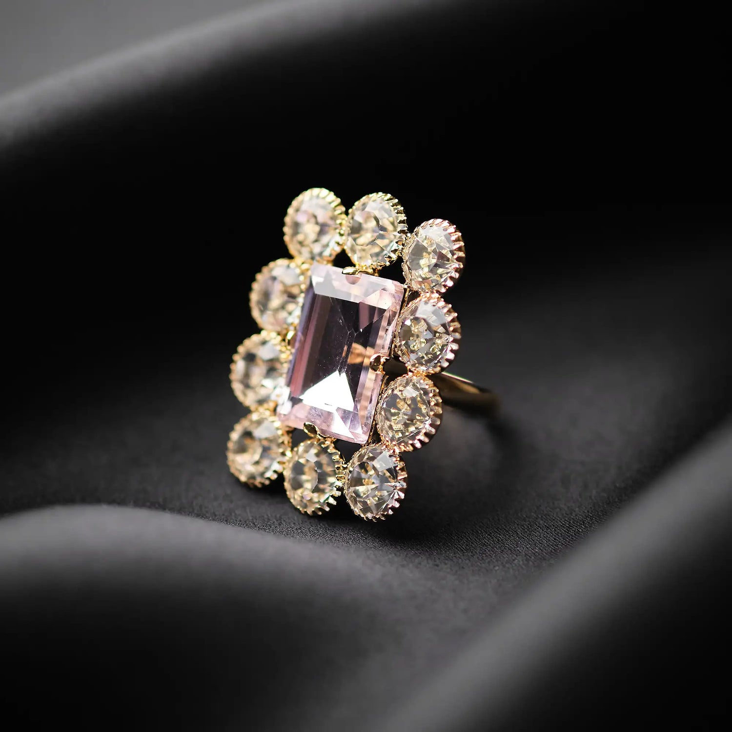 Fedina Bombata in Ottone con Cornice di Strass Crystal e Carré Centrale 18x13 mm - Eleganza Lussuosa Regolabile in Oro e Argento