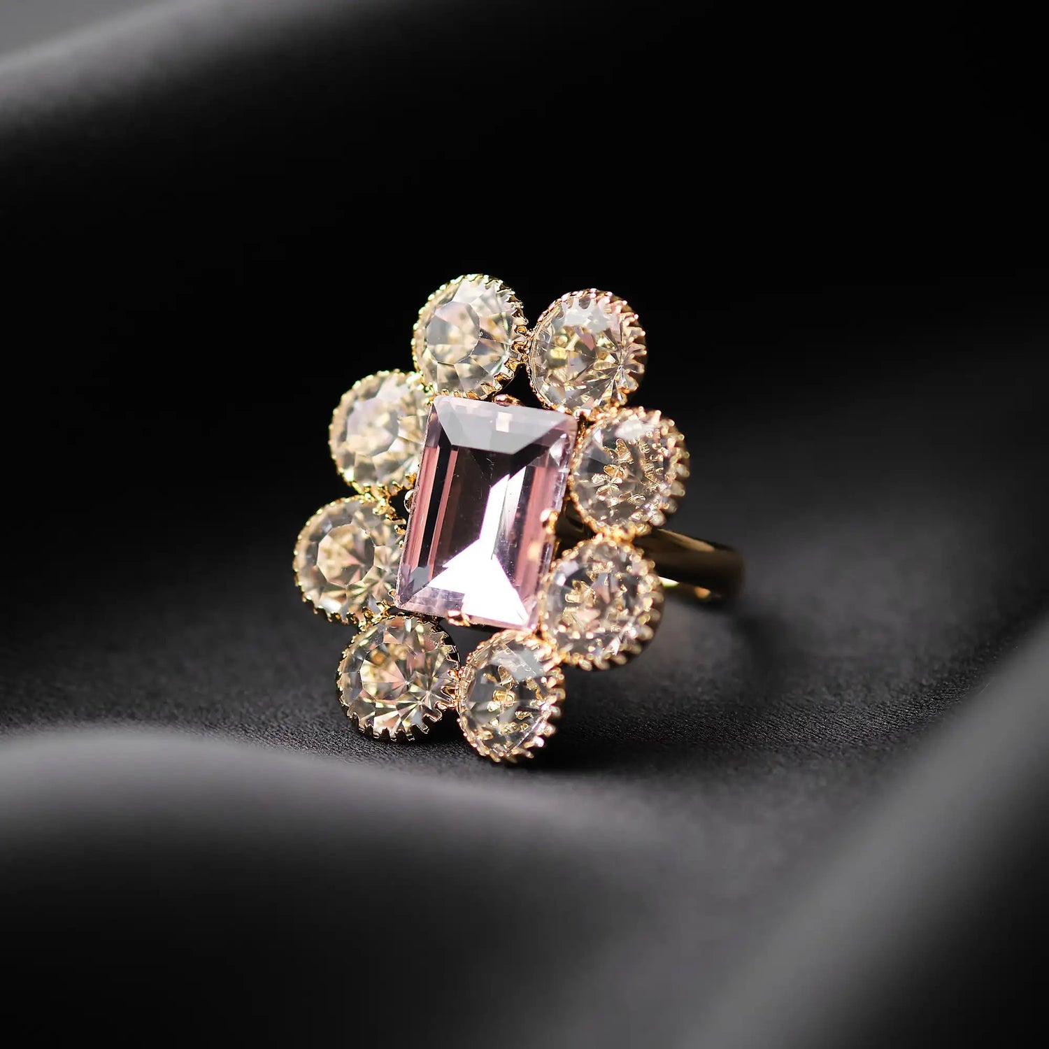 Fedina Bombata in Ottone con Cornice di Strass Crystal e Carré Centrale 14x10 mm - Eleganza Lussuosa Regolabile in Oro e Argento