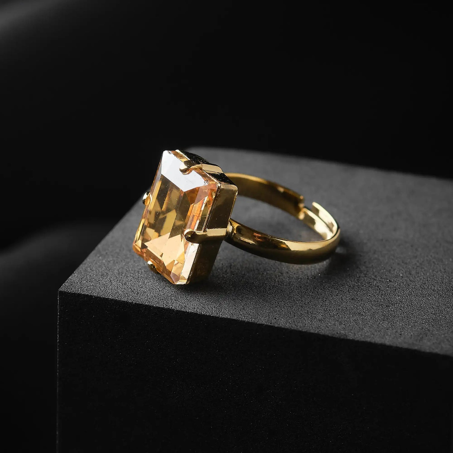 Fedina Bombata in Ottone con Carré Centrale 14x10 mm - Eleganza Moderna Regolabile in Oro e Argento