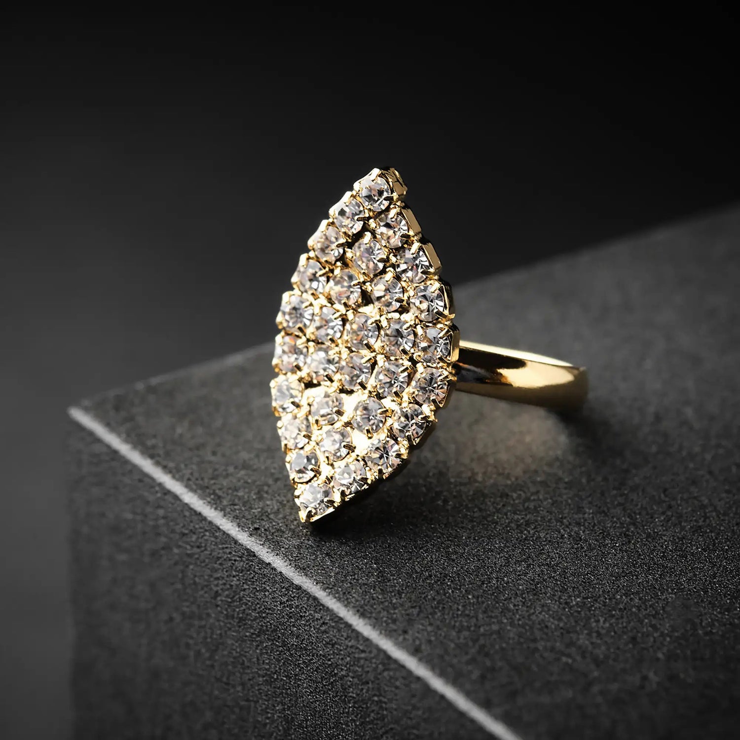 Fedina Bombata in Ottone a Petalo con Pavé di Strass - Eleganza Floreale Regolabile in Oro e Argento