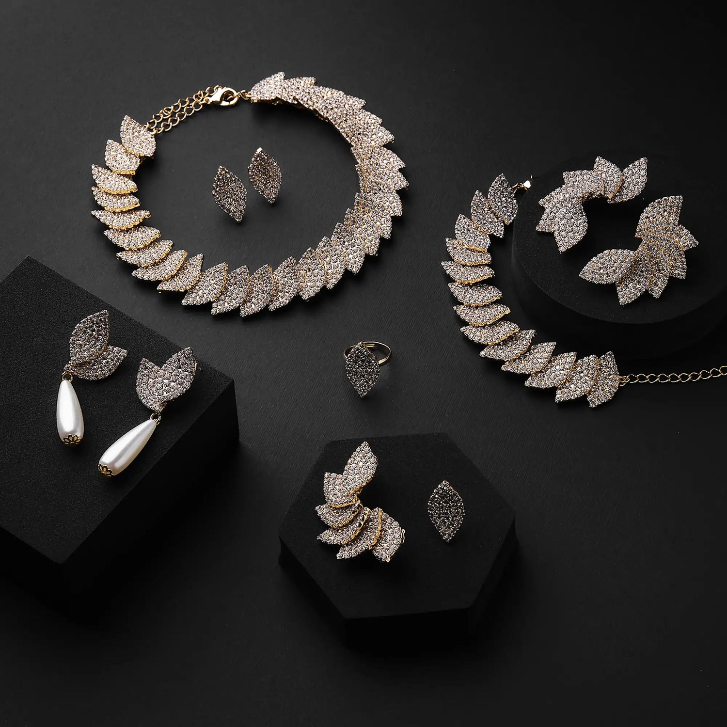 Fedina Bombata in Ottone a Petalo con Pavé di Strass - Eleganza Floreale Regolabile in Oro e Argento
