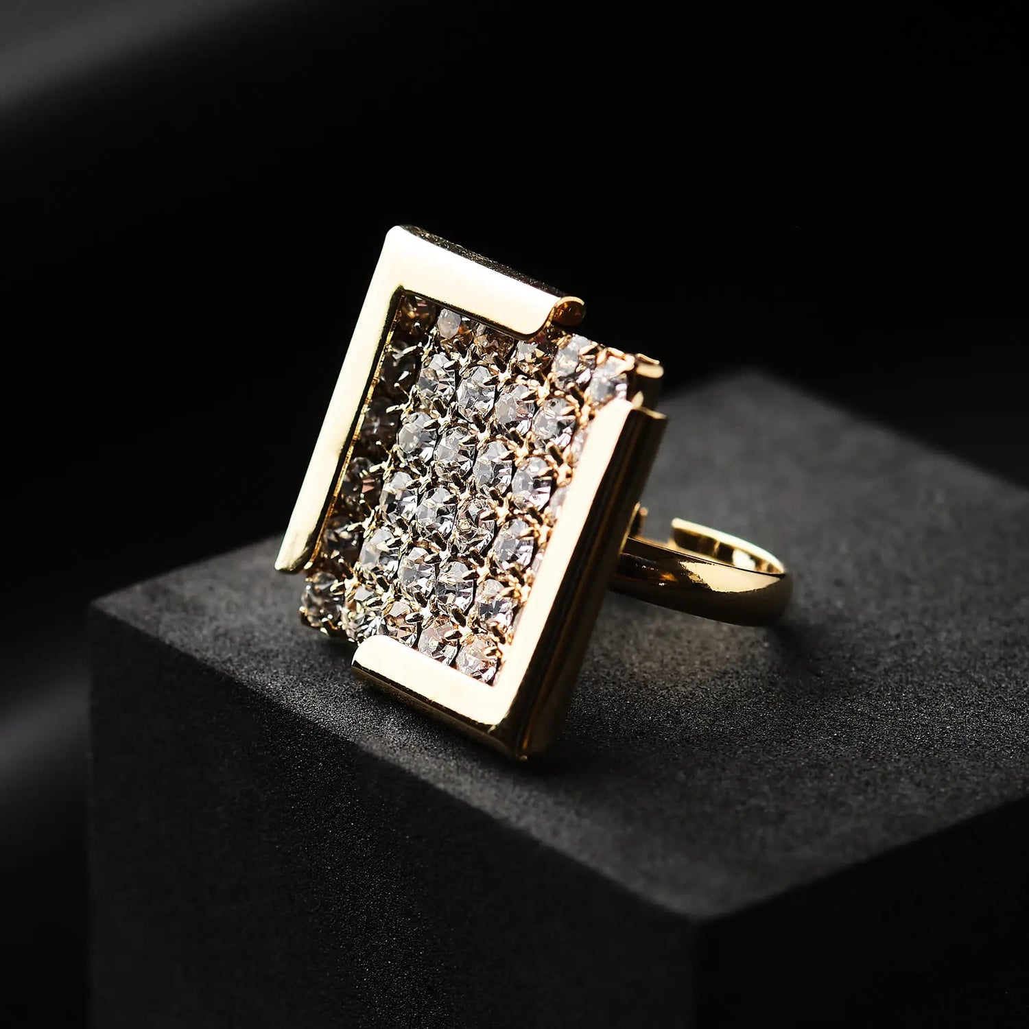 Fedina Bombata in Ottone con Rettangolo Ricoperto di Pavé di Strass - Eleganza Sofisticata Regolabile in Oro e Argento