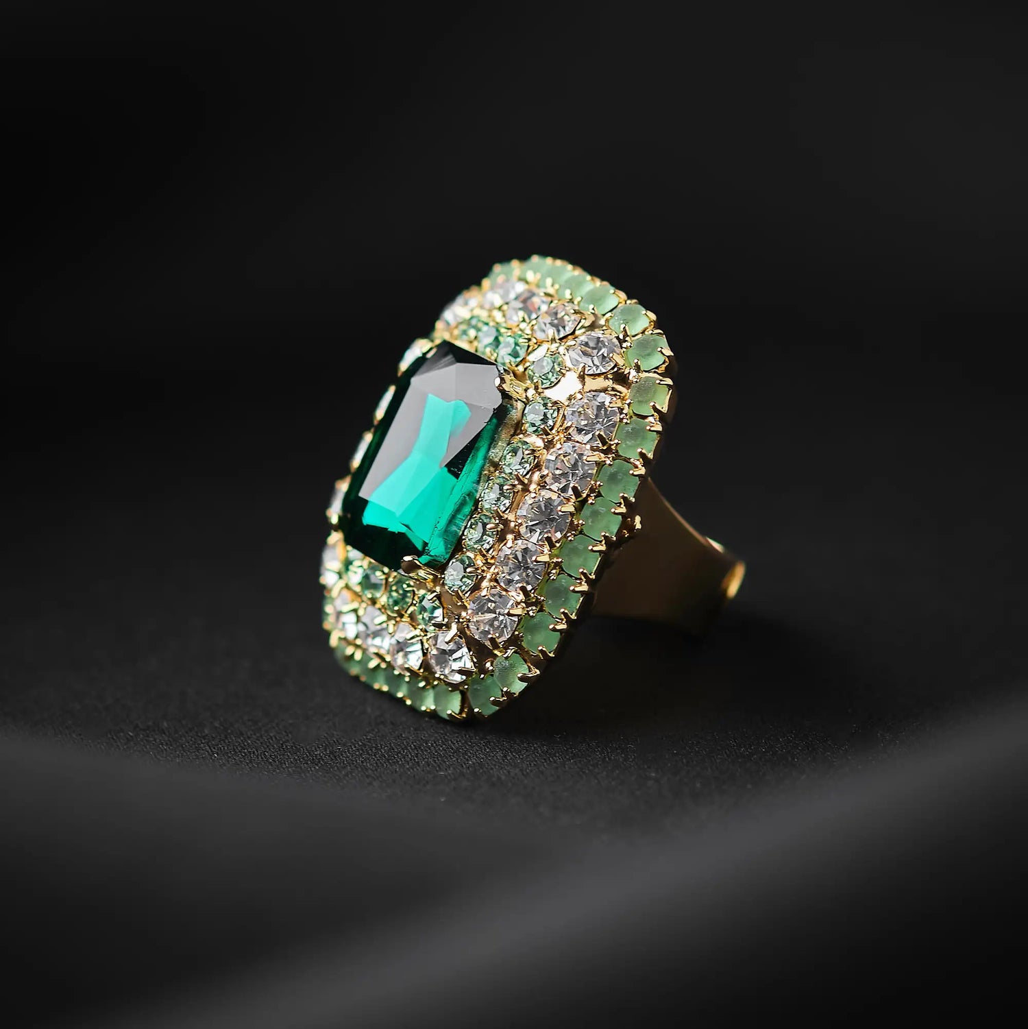 Fedina Bombata in Ottone con Pietra Centrale e Giri di Strass - Eleganza Lussuosa Regolabile in Oro e Argento