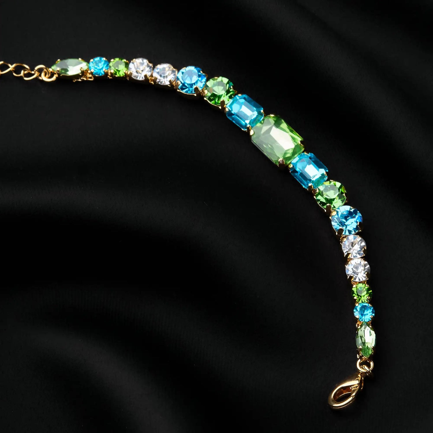 Bracciale in Ottone Ricoperto di Pietre - Eleganza Multicolore in Oro e Argento
