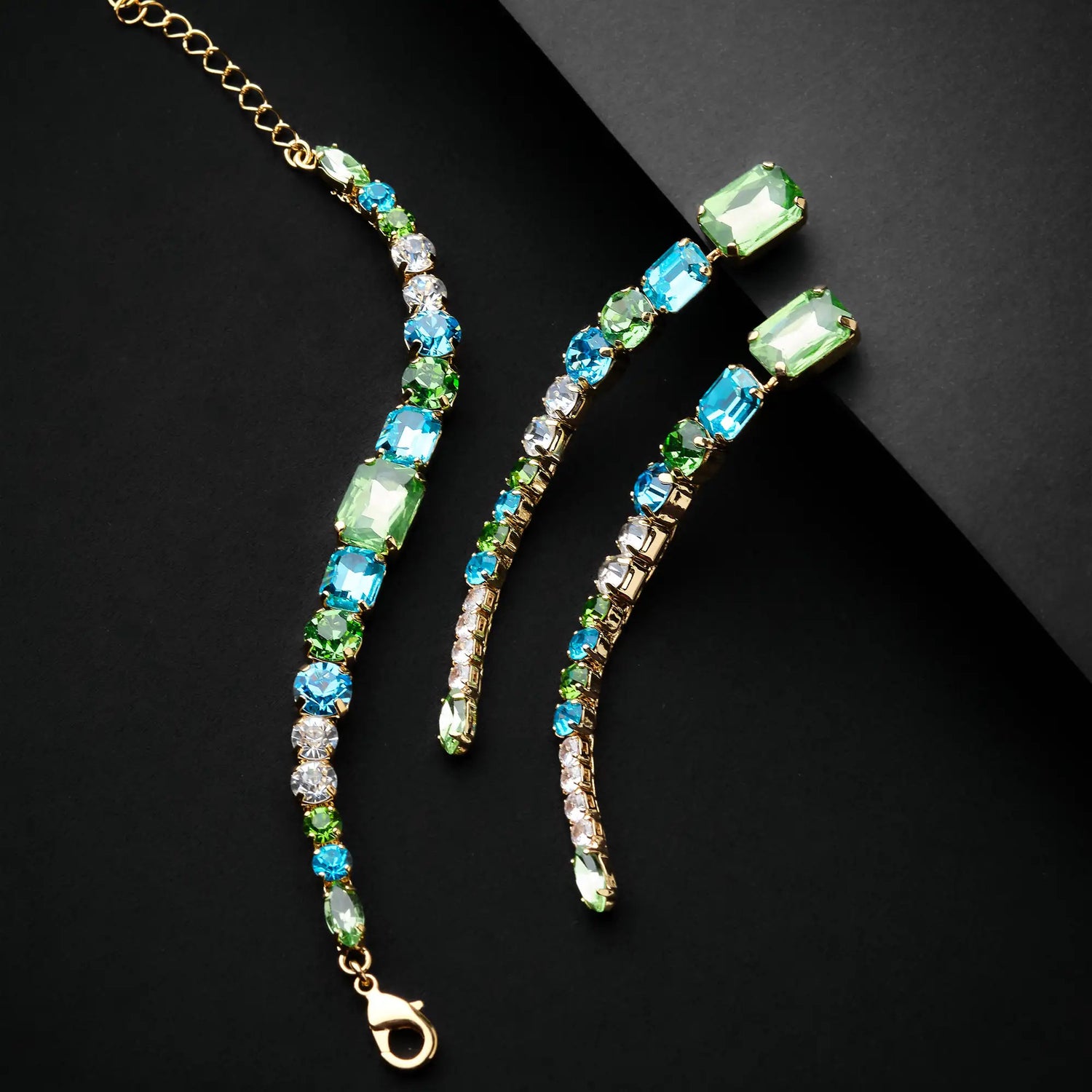 Bracciale in Ottone Ricoperto di Pietre - Eleganza Multicolore in Oro e Argento