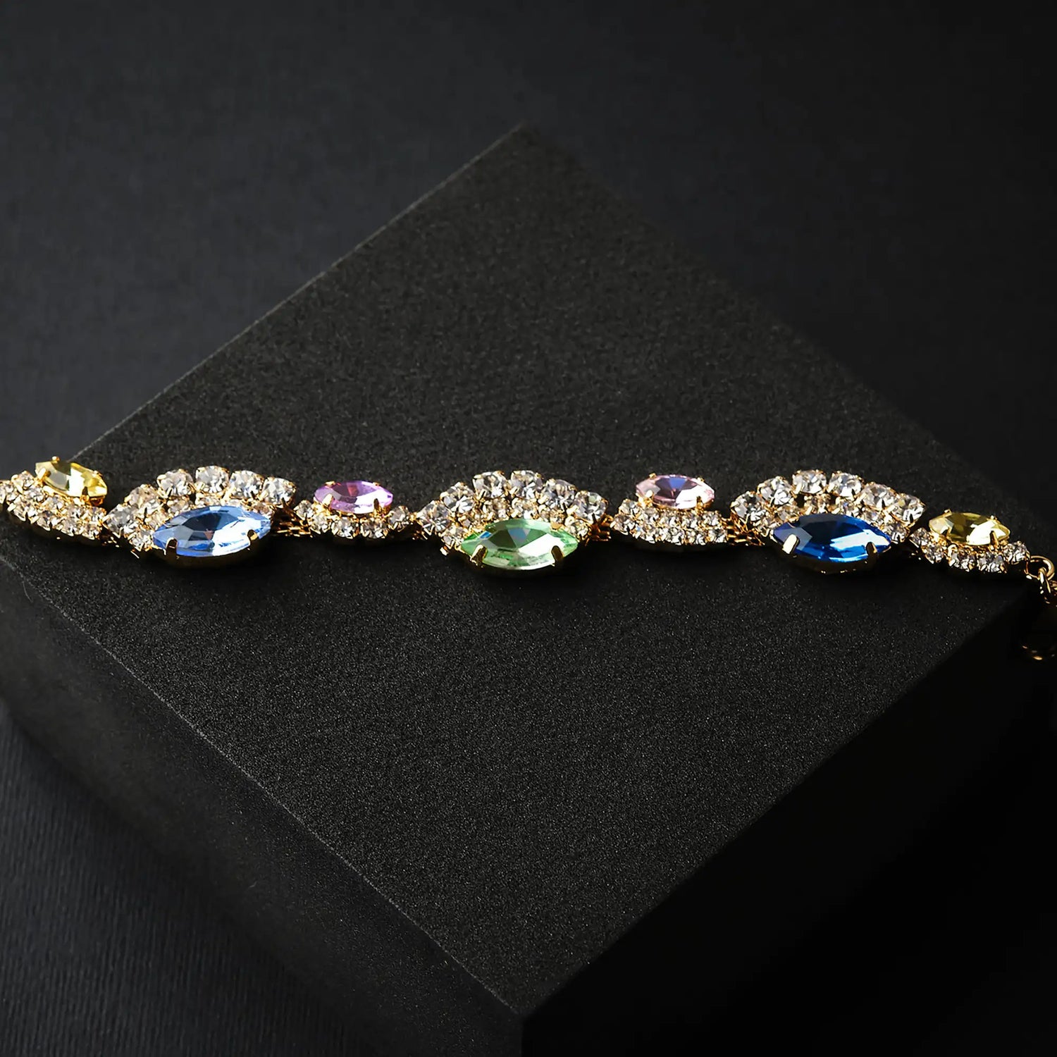 Bracciale in Ottone Ricoperto di Strass e Pietre - Eleganza Multicolore in Oro e Argento