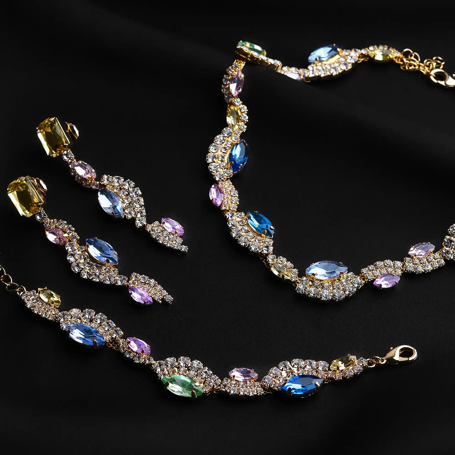 Bracciale in Ottone Ricoperto di Strass e Pietre - Eleganza Multicolore in Oro e Argento