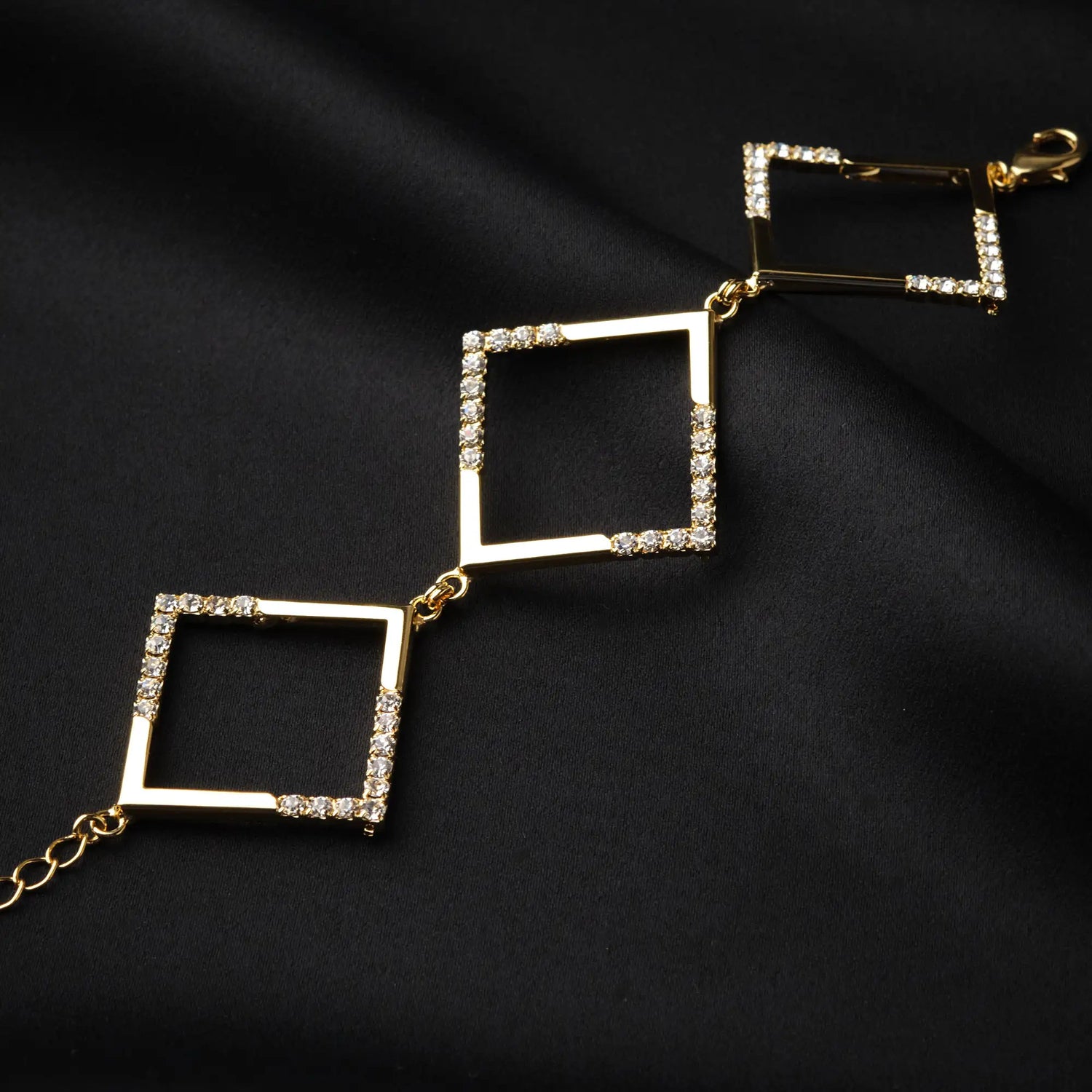 Bracciale in Ottone a Rombi Ricoperti di Strass - Eleganza Geometrica in Oro e Argento
