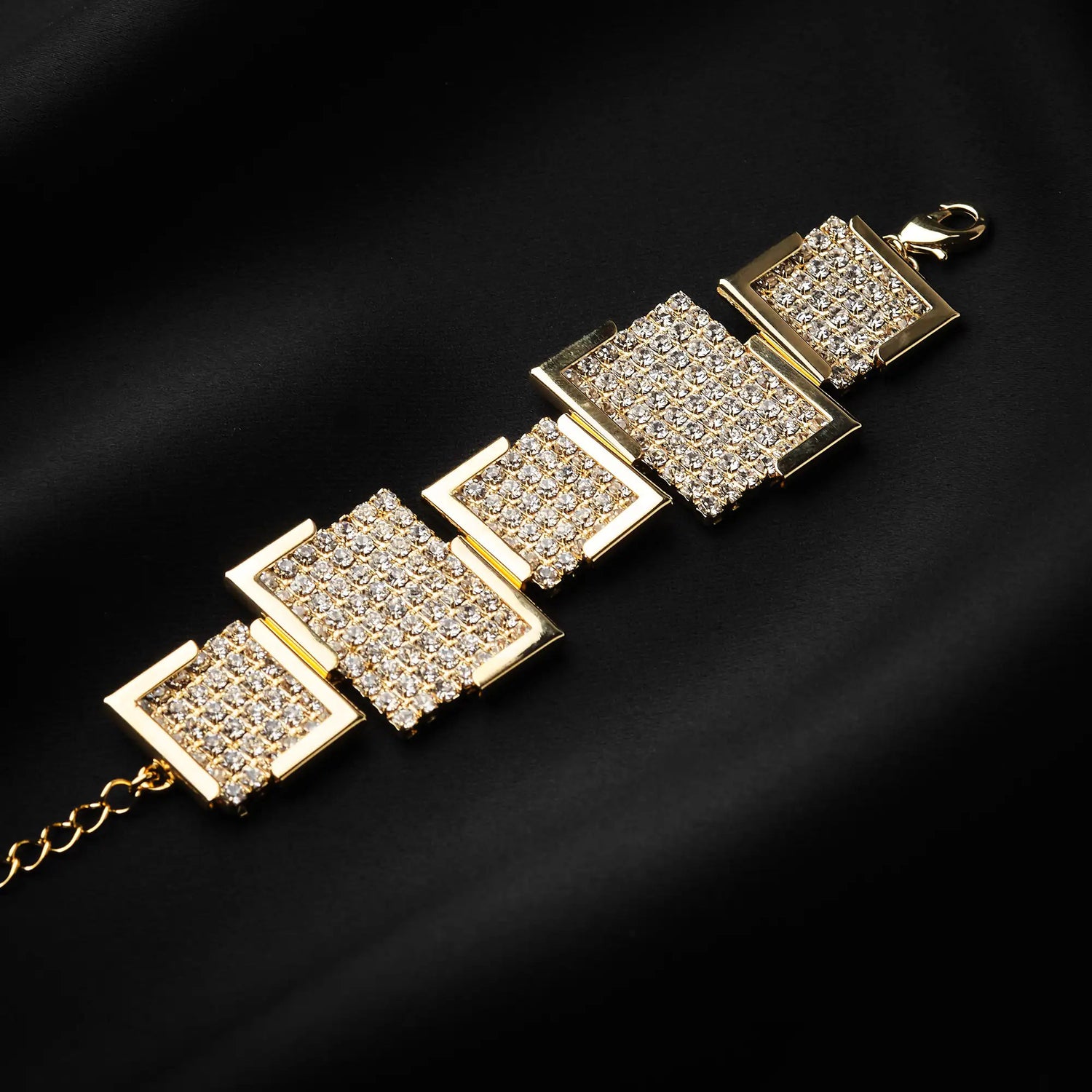 Bracciale in Ottone a Quadrati e Rettangoli Ricoperti di Pavé di Strass - Eleganza Geometrica in Oro e Argento