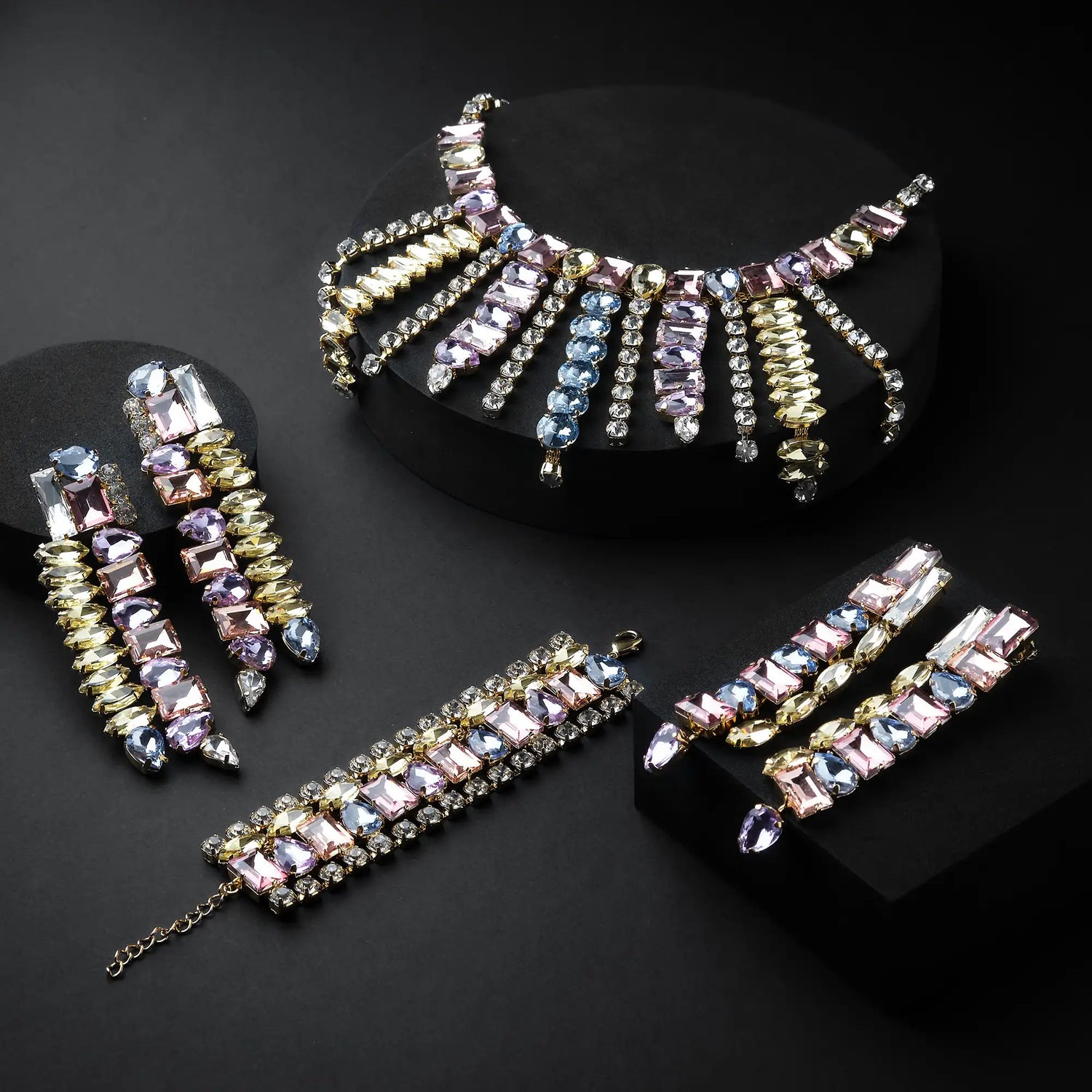 Bracciale in Ottone con Fascia di Strass e Pietre - Eleganza Scintillante in Oro e Argento