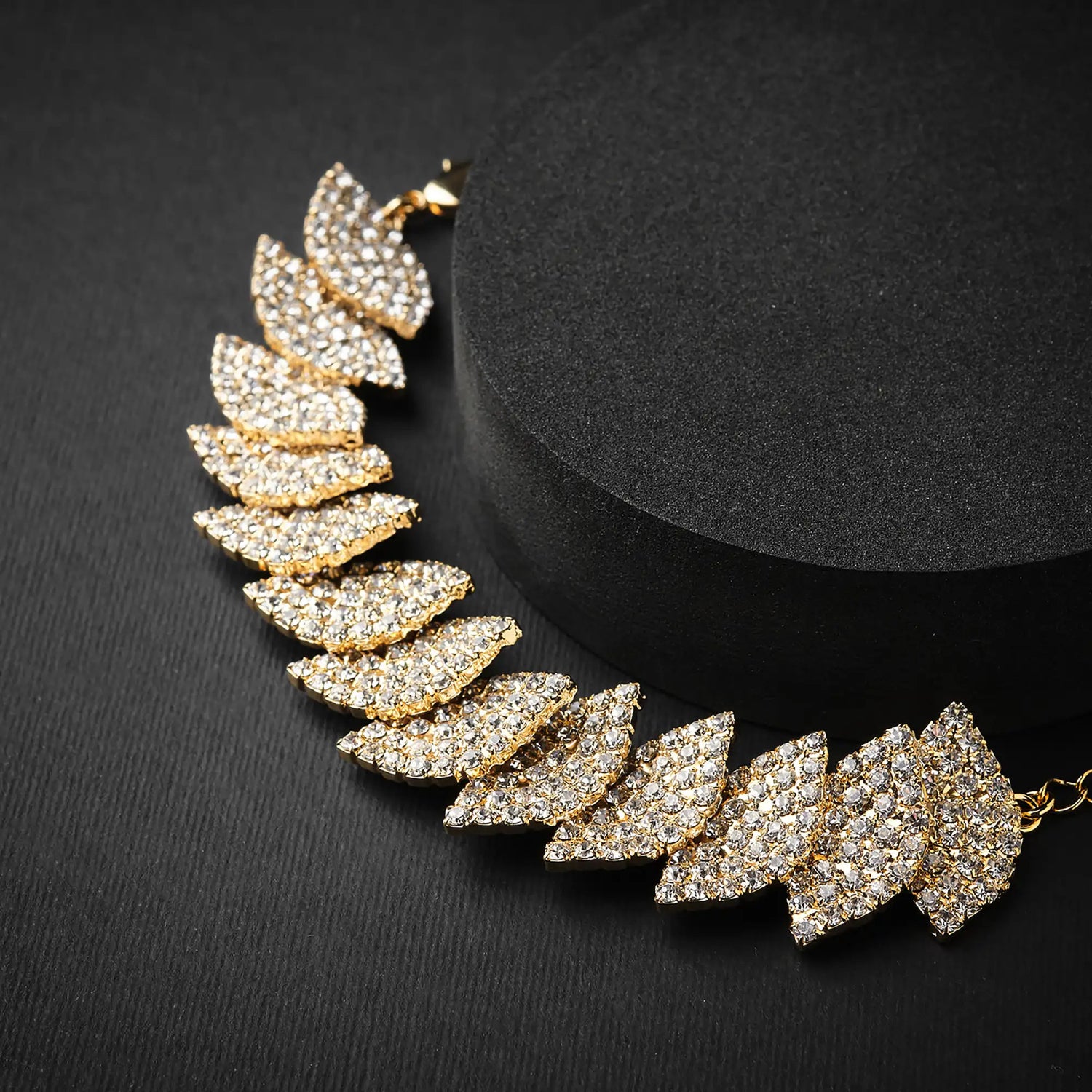 Bracciale in Ottone con Fascia di Petali Ricoperti di Pavé di Strass - Eleganza Floreale in Oro e Argento