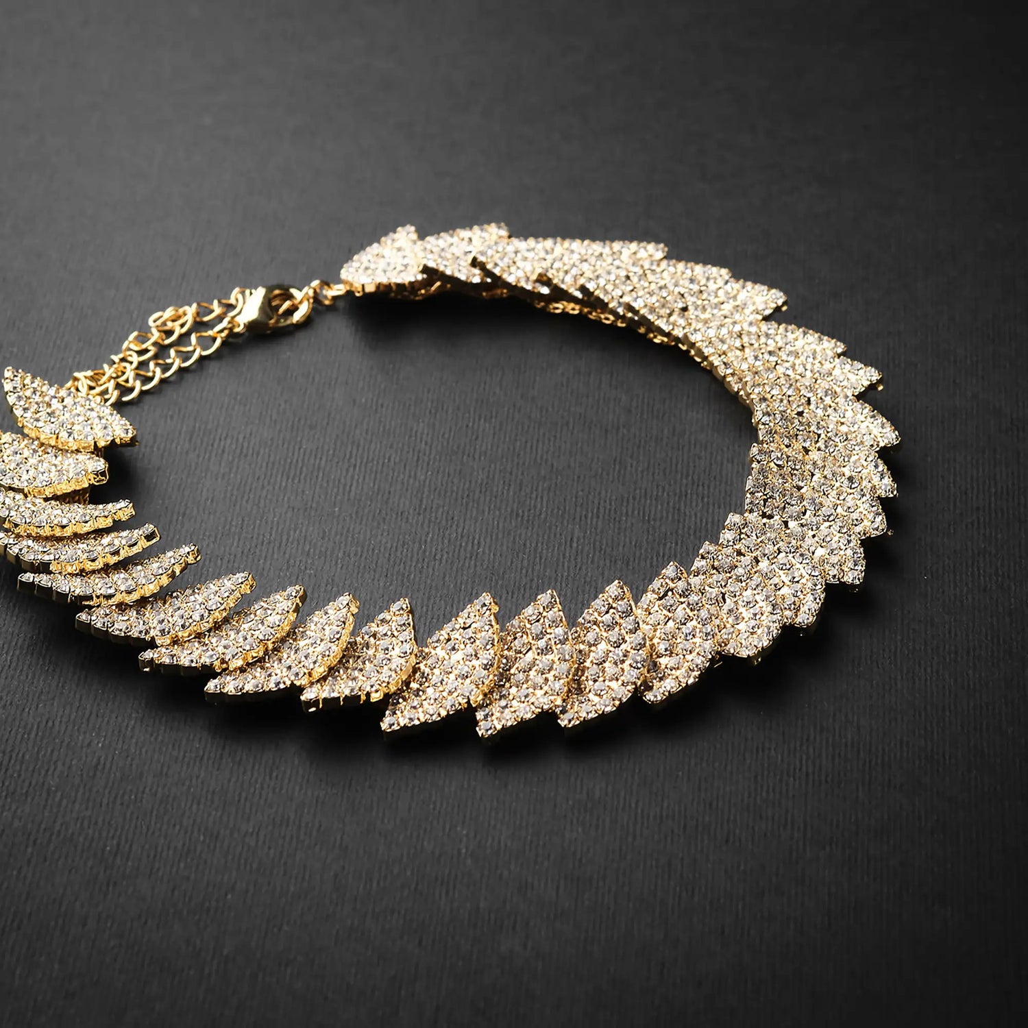 Bracciale in Ottone con Fascia di Petali Ricoperti di Pavé di Strass - Eleganza Floreale in Oro e Argento