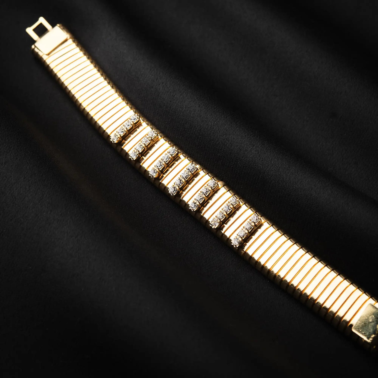 Bracciale in Ottone con Fasce di Strass di Vari Colori - Eleganza Scintillante in Oro e Argento