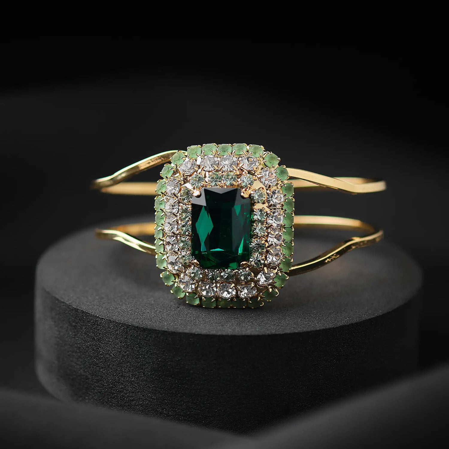 Bracciale in Ottone con Pietra Centrale e Giri di Strass - Eleganza Scintillante in Oro e Argento