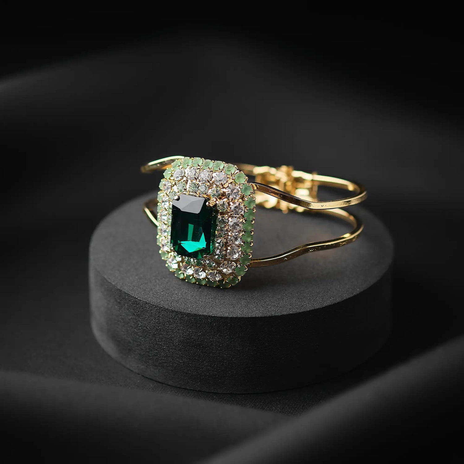 Bracciale in Ottone con Pietra Centrale e Giri di Strass - Eleganza Scintillante in Oro e Argento