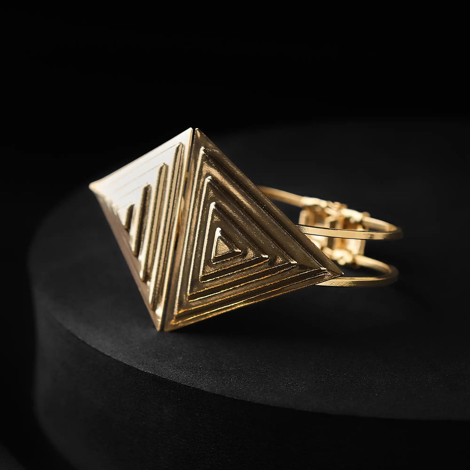 Bracciale in Ottone con Triangoli Concentrici - Eleganza Geometrica in Oro e Argento