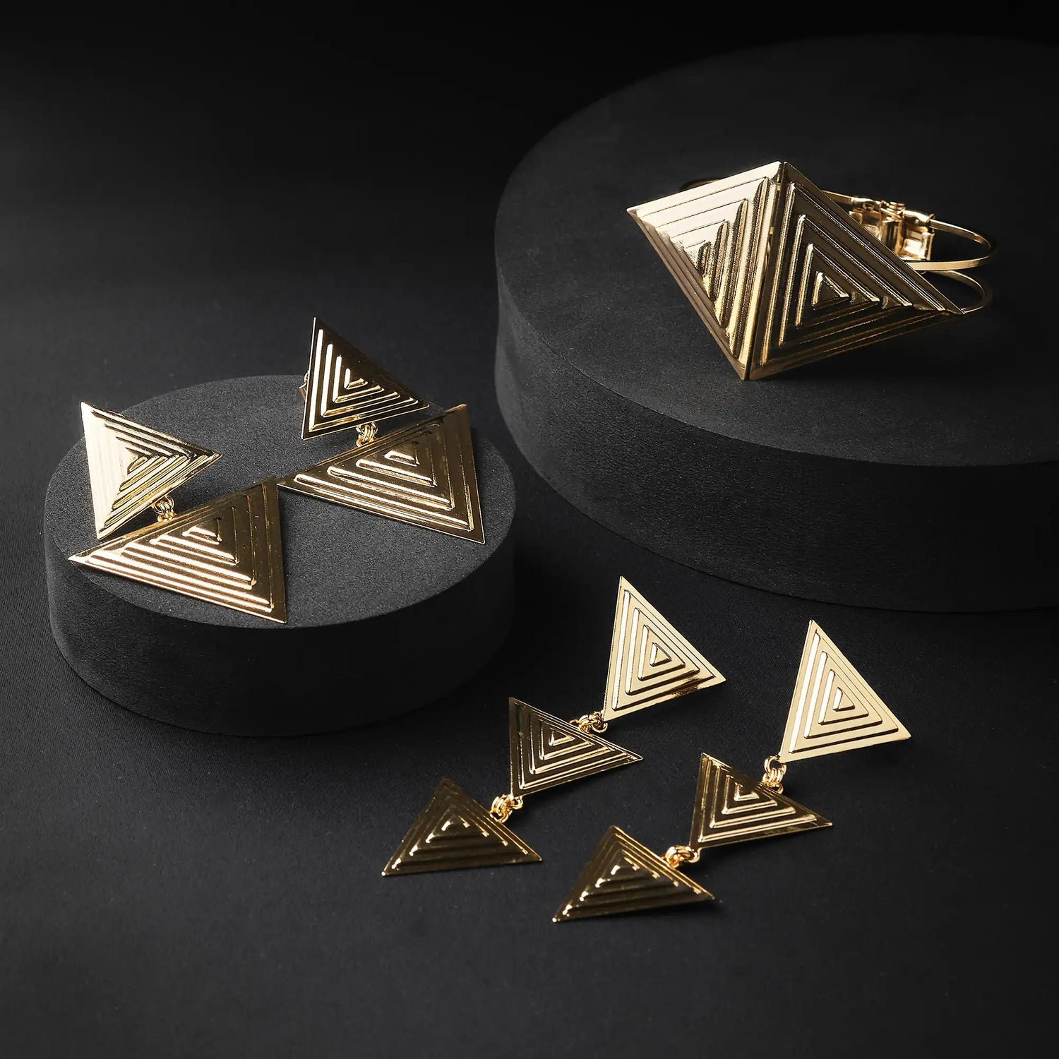 Bracciale in Ottone con Triangoli Concentrici - Eleganza Geometrica in Oro e Argento