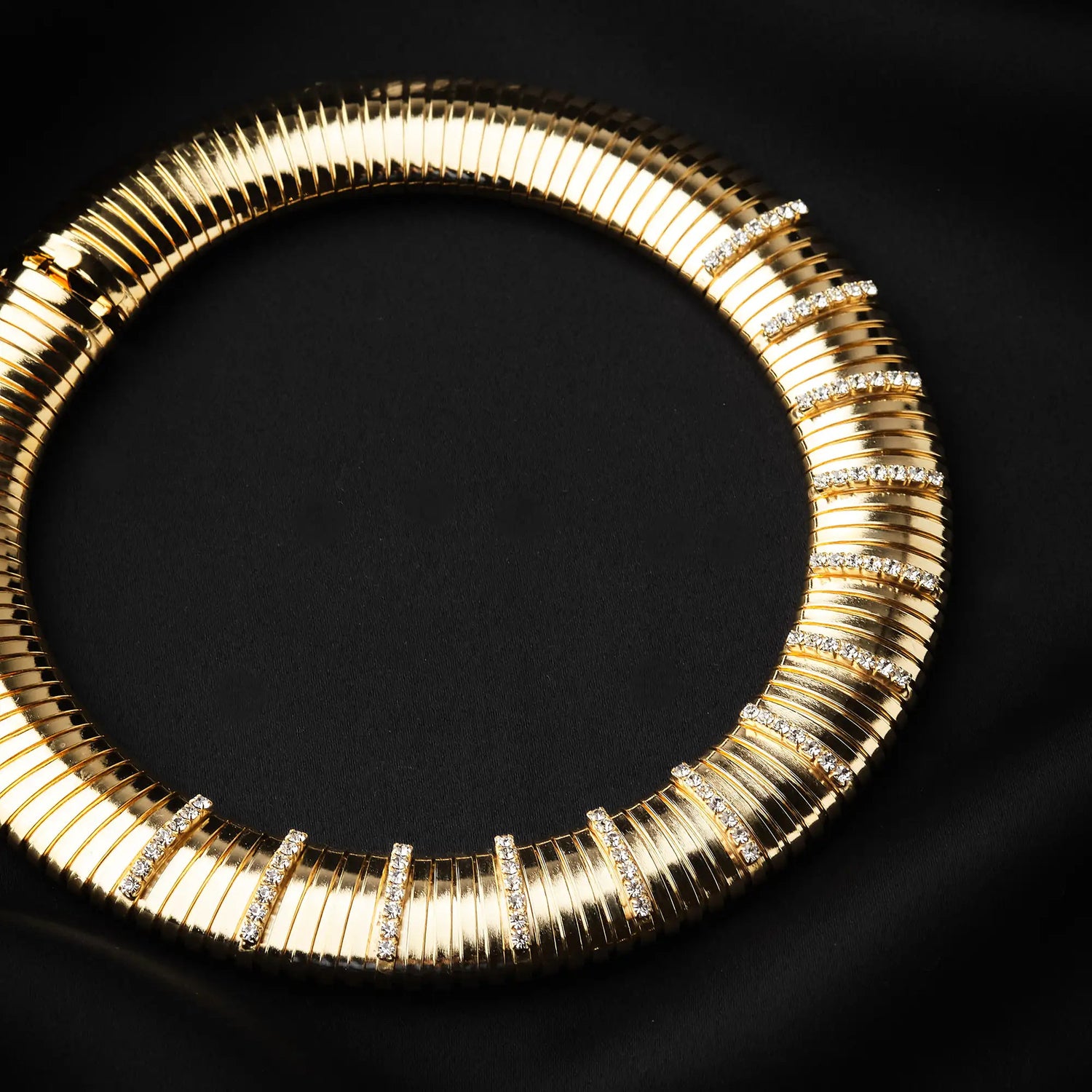 Collana Fascia Girocollo in Ottone con Pavé di Strass - Scintillante Eleganza in Oro e Argento