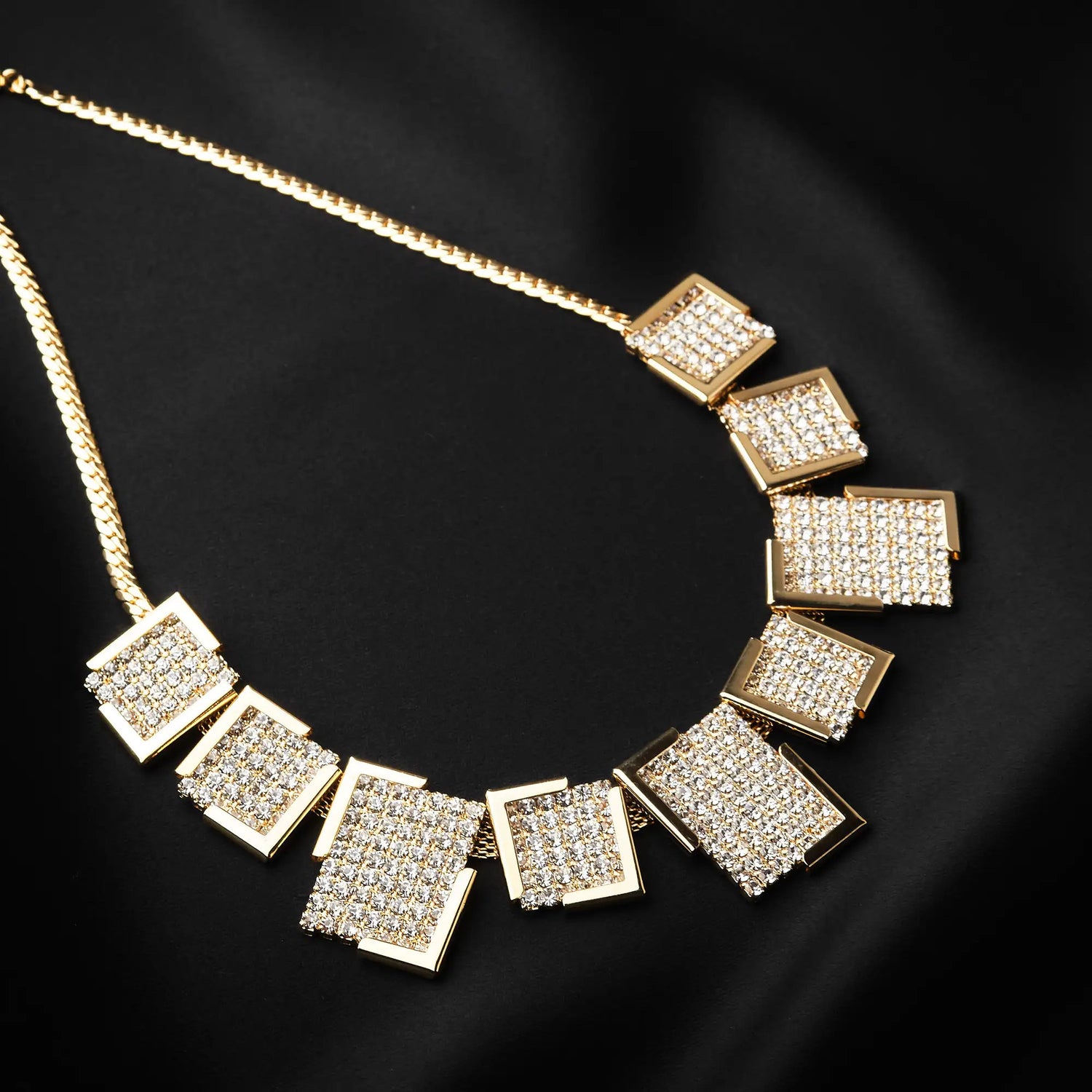 Collana in Ottone a Quadratini con Pavé di Strass - Geometria Scintillante in Oro e Argento