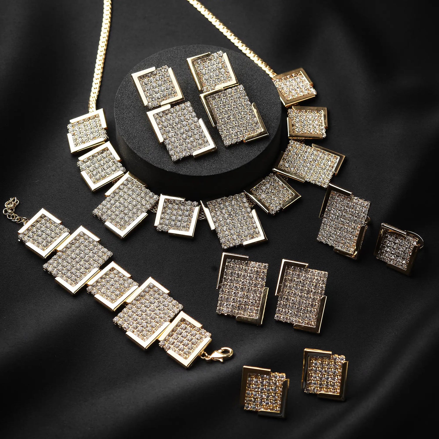 Collana in Ottone a Quadratini con Pavé di Strass - Geometria Scintillante in Oro e Argento