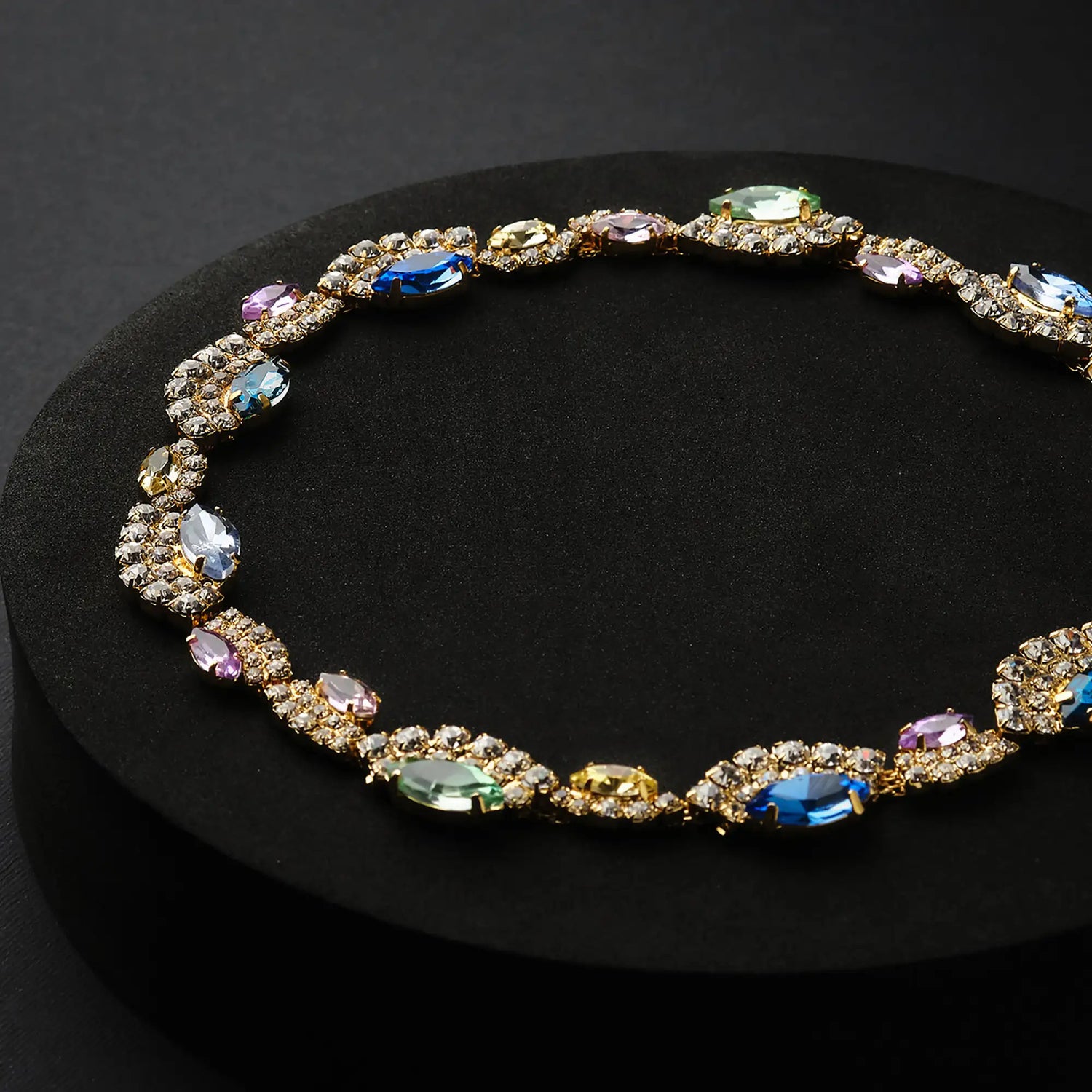 Collana in Ottone con Strass e Pietre di Vari Colori - Eleganza Brillante in Oro e Argento