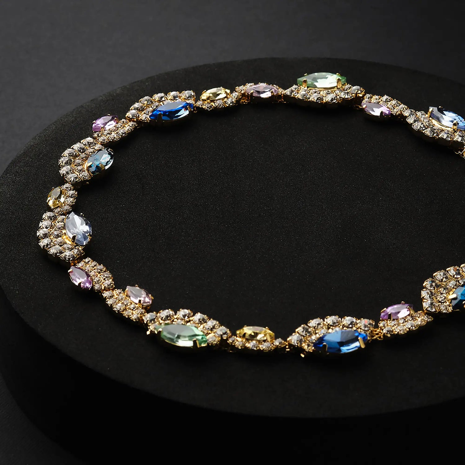 Collana in Ottone con Strass e Pietre di Vari Colori - Eleganza Brillante in Oro e Argento