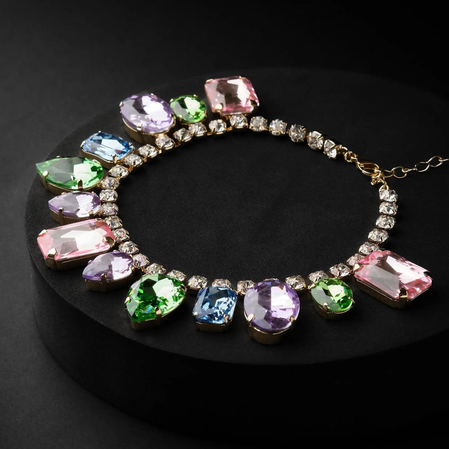 Collana in Ottone con Strass e Pietre Pendenti di Vari Colori - Eleganza Raffinata in Oro e Argento