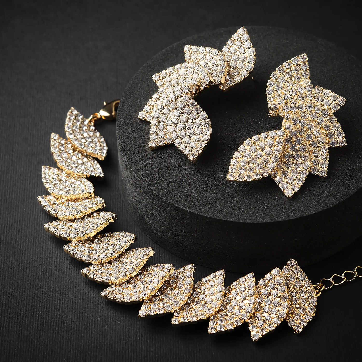 Collana in Ottone a Foglie con Pavé di Strass - Eleganza Naturale in Oro e Argento