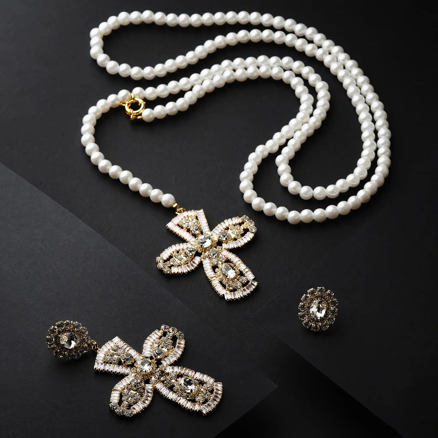 Collana di Perle con Crocifisso in Ottone Rivestito di Pietre - Eleganza e Spiritualità in Oro e Argento