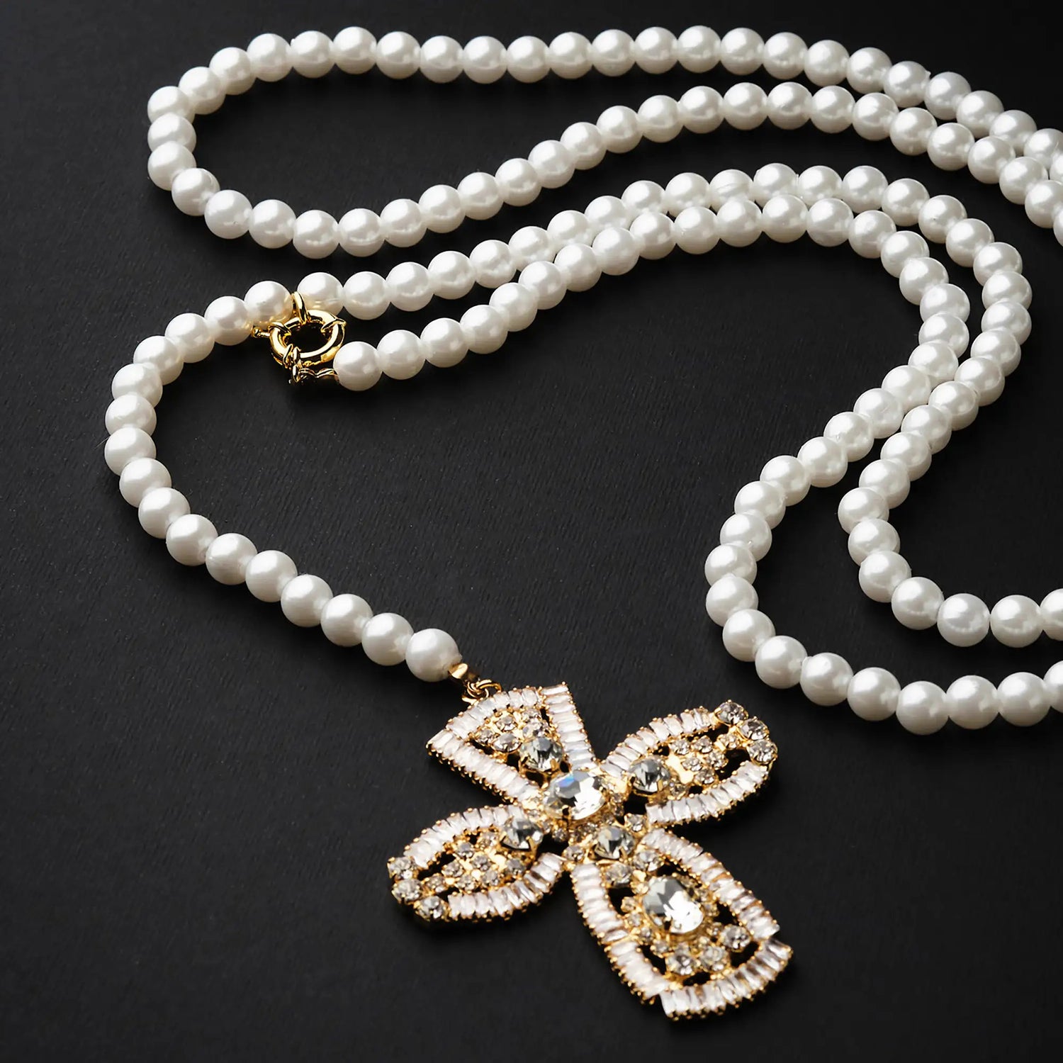 Collana di Perle con Crocifisso in Ottone Rivestito di Pietre - Eleganza e Spiritualità in Oro e Argento