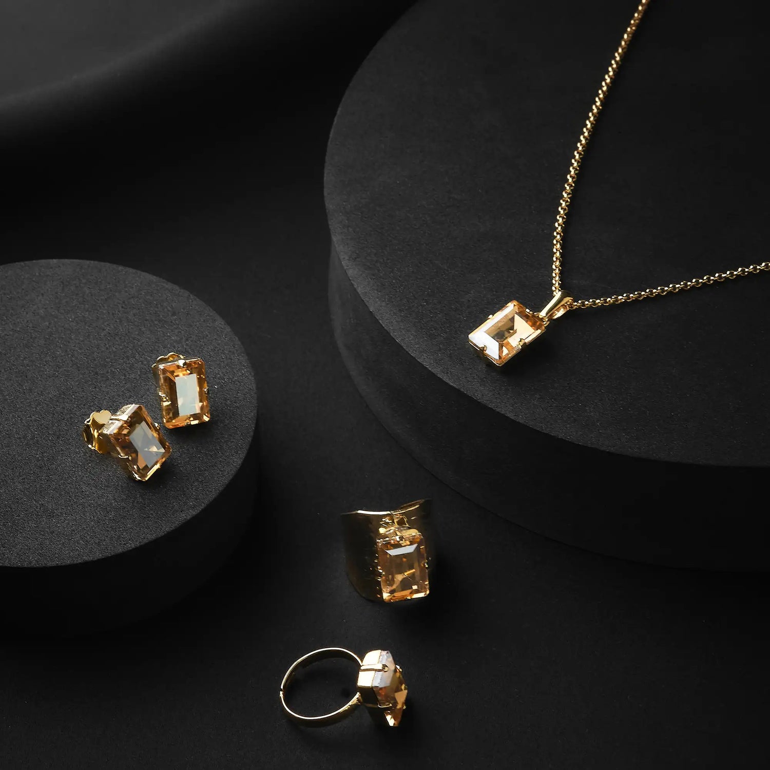 Collana in Ottone a Catena con Carré 14x10 Incastonato - Eleganza Geometrica in Oro e Argento