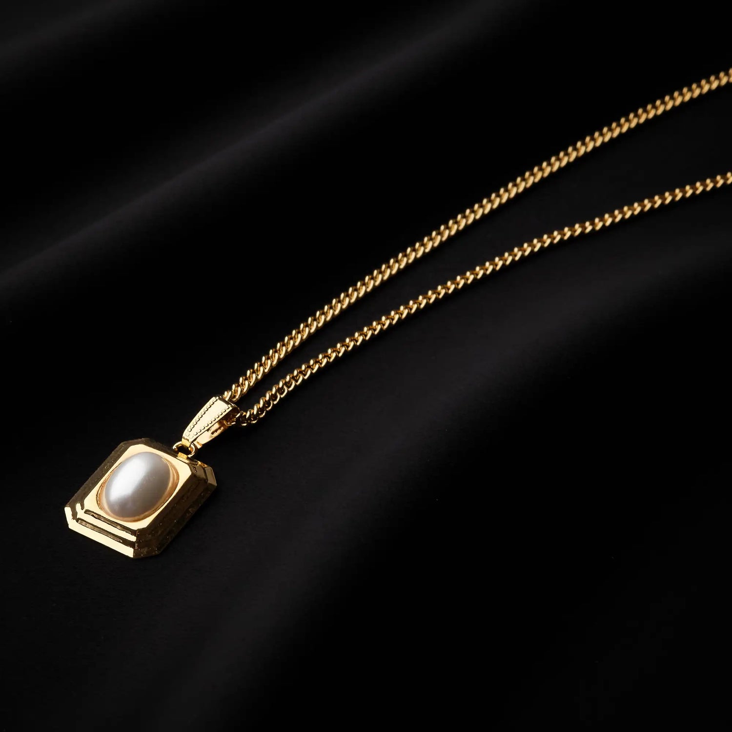 Collana in Ottone a Catena con Pendente e Perla Centrale Incastonata - Eleganza Classica in Oro e Argento