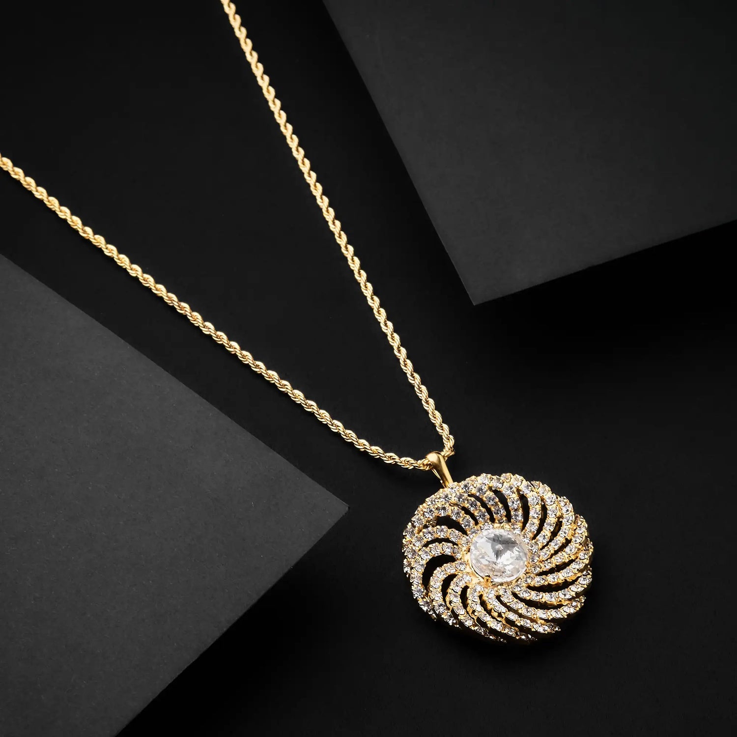 Collana in Ottone a Catena con Pendente a Fiore - Splendore Floreale con Strass e Pietra Centrale in Oro e Argento