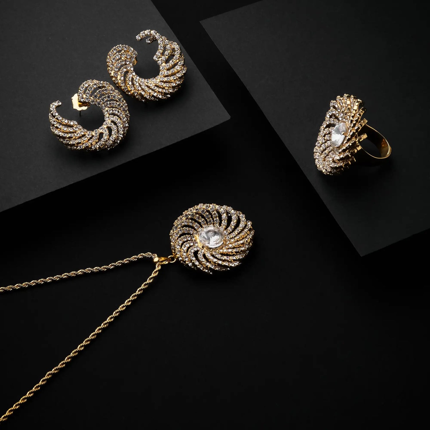 Collana in Ottone a Catena con Pendente a Fiore - Splendore Floreale con Strass e Pietra Centrale in Oro e Argento