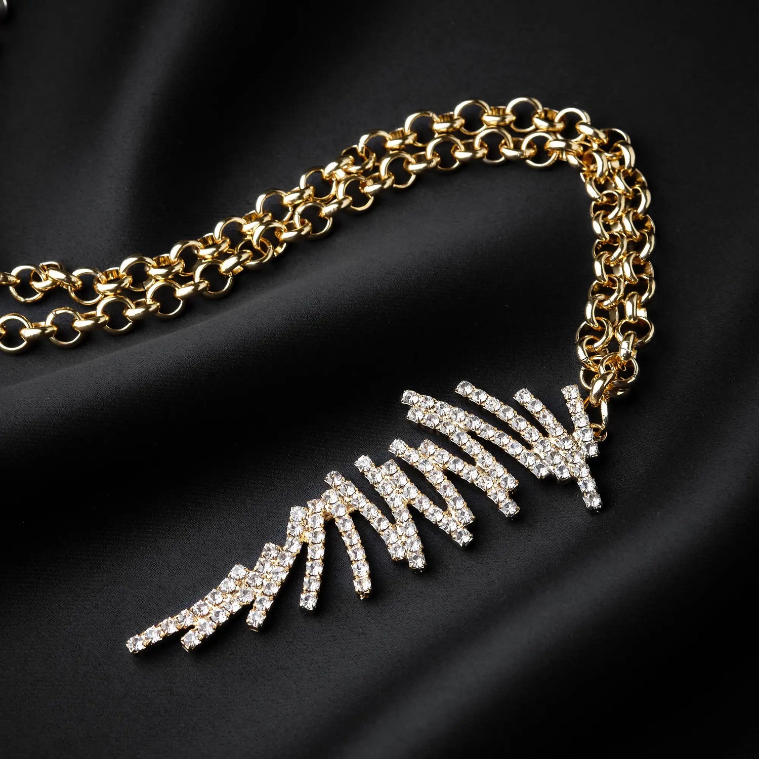 Collana in Ottone a Catena con Pendente Zig Zag - Eleganza Moderna in Oro e Argento
