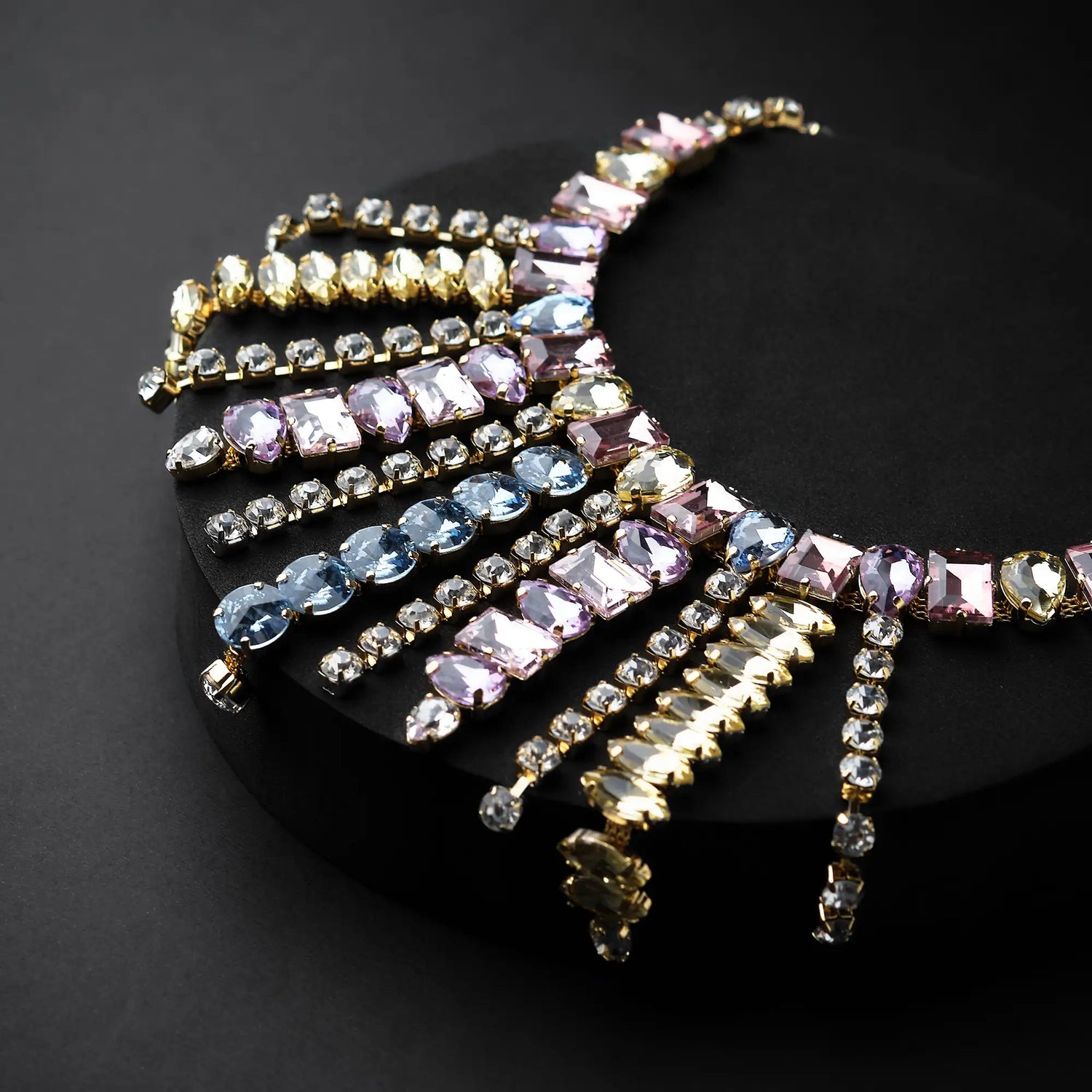 Collana in Ottone con Frange di Pietre - Eleganza Dinamica in Oro e Argento