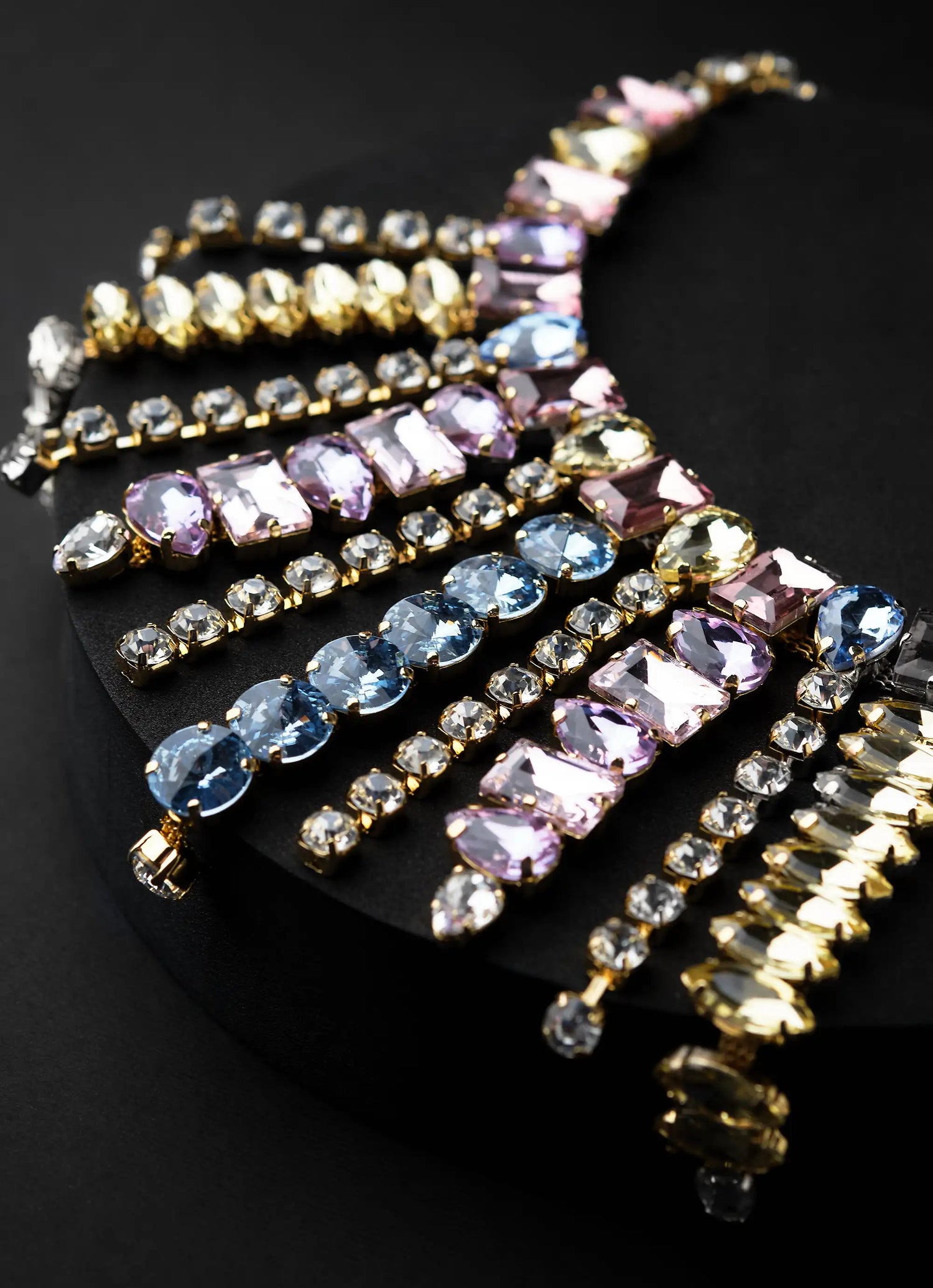 Collana in Ottone con Frange di Pietre - Eleganza Dinamica in Oro e Argento