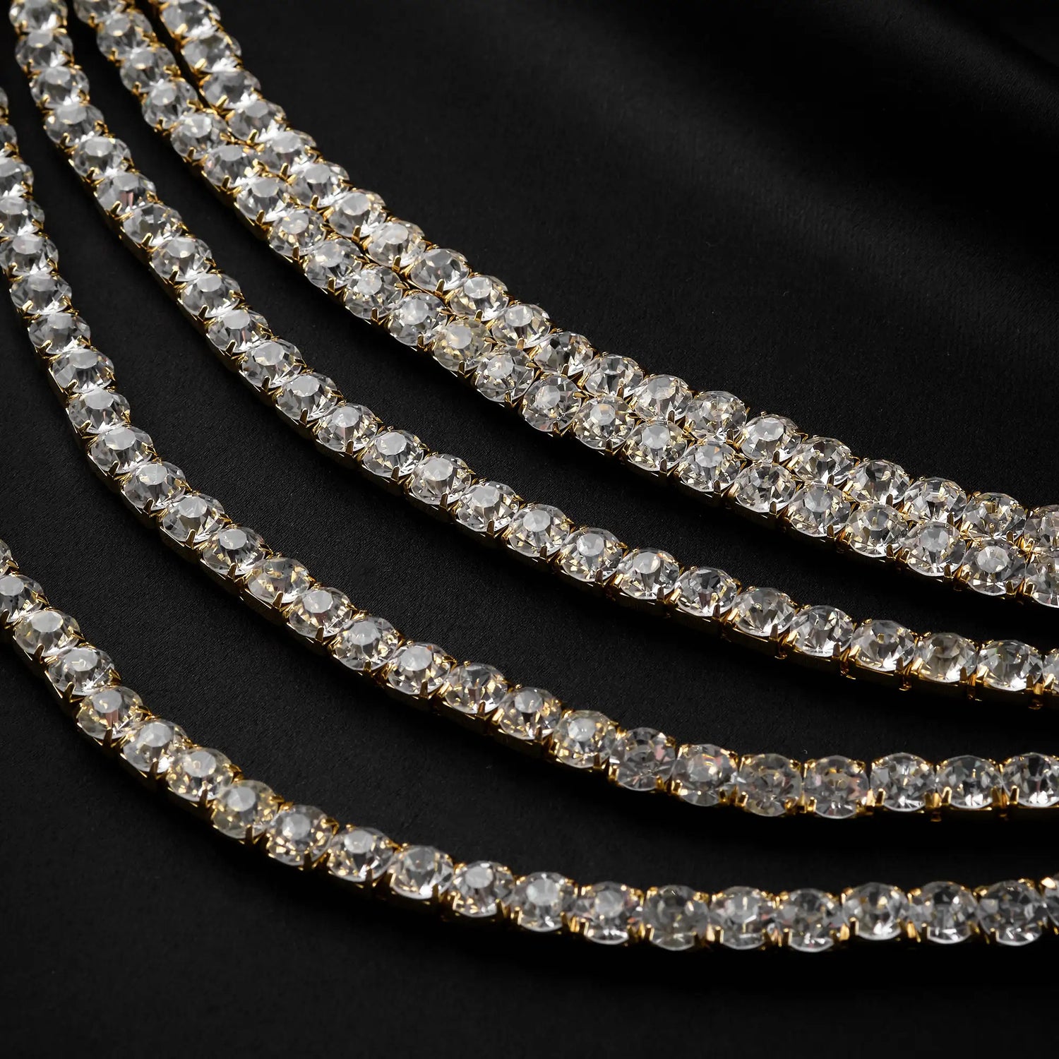 Collana in Ottone con 5 Giri di Pietre - Eleganza Multistrato in Oro e Argento