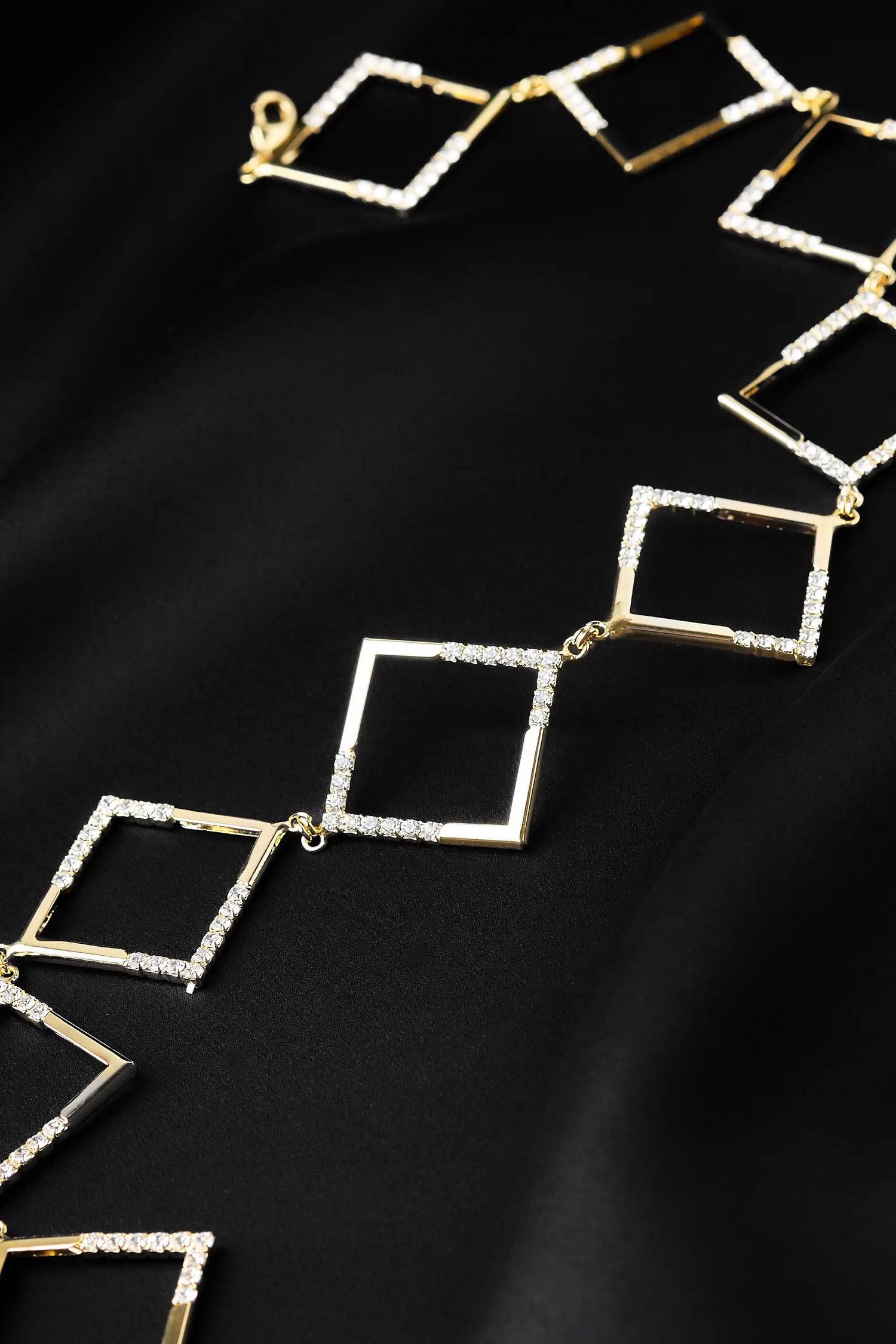 Collana in Ottone a Rombi con Strassini - Eleganza Versatile in Oro e Argento